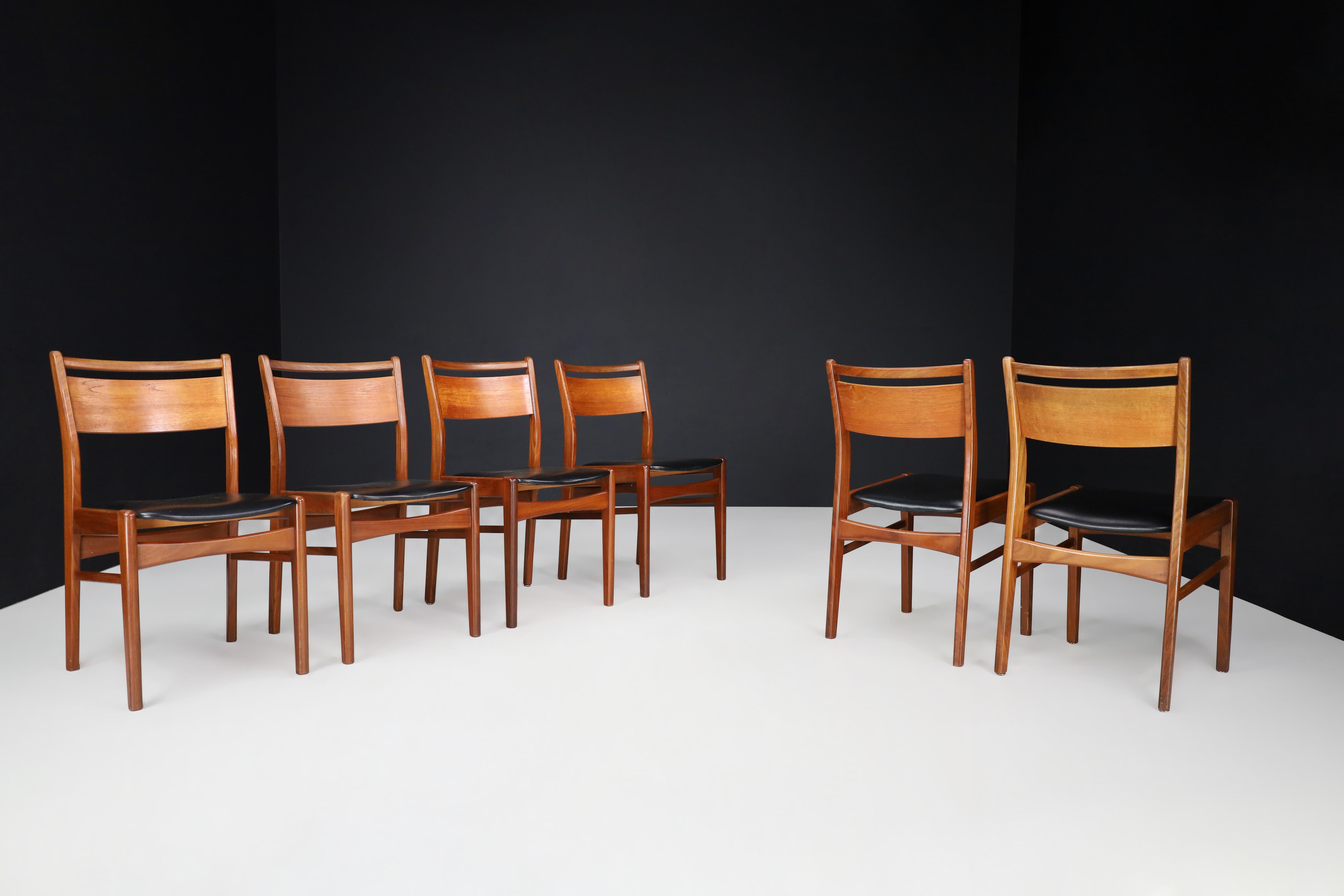 Danois Ensemble de 6 chaises de salle à manger The Modern Scandinavian en teck et cuir, Danemark, années 1960 en vente