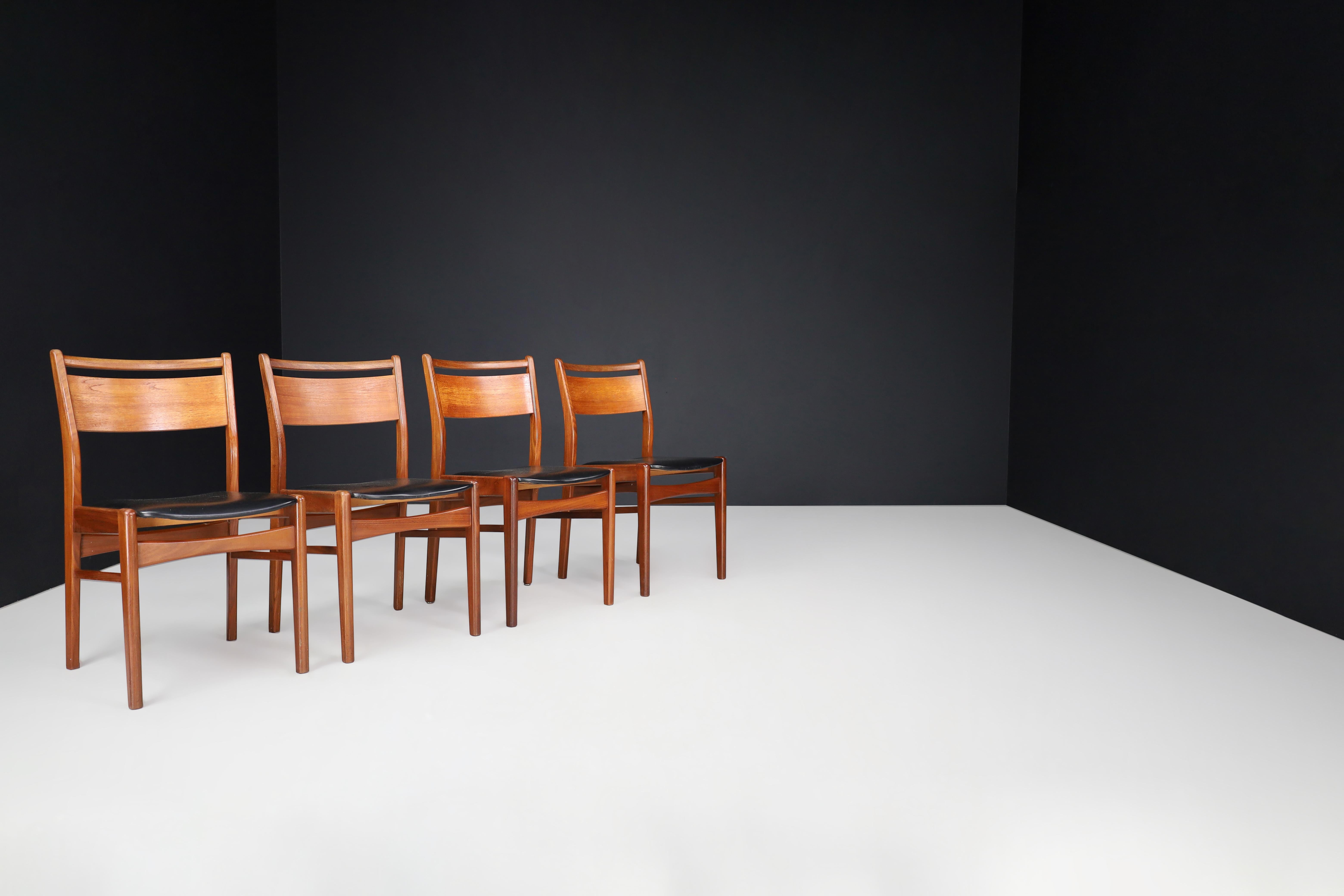 Ensemble de 6 chaises de salle à manger The Modern Scandinavian en teck et cuir, Danemark, années 1960 Bon état - En vente à Almelo, NL