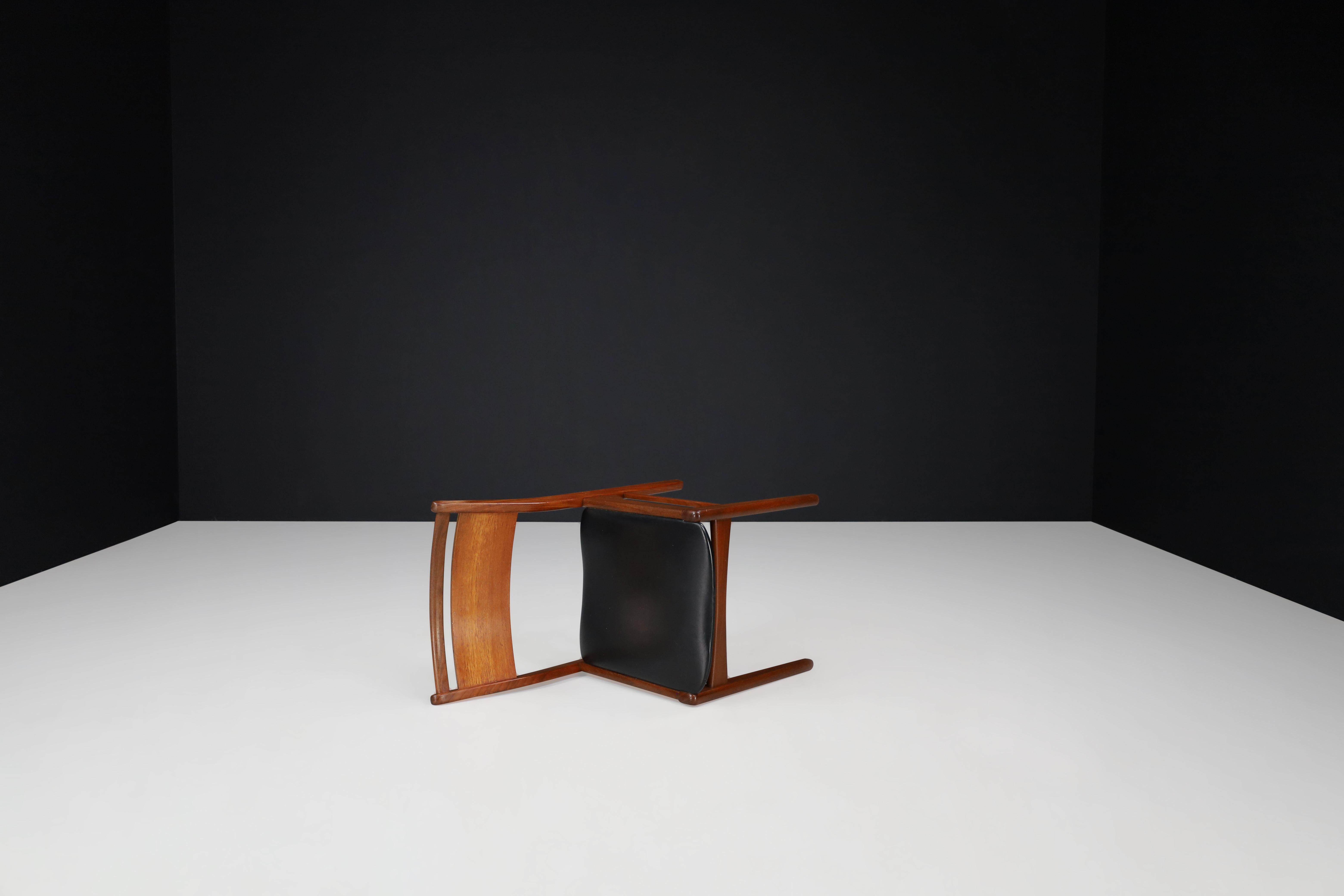 20ième siècle Ensemble de 6 chaises de salle à manger The Modern Scandinavian en teck et cuir, Danemark, années 1960 en vente