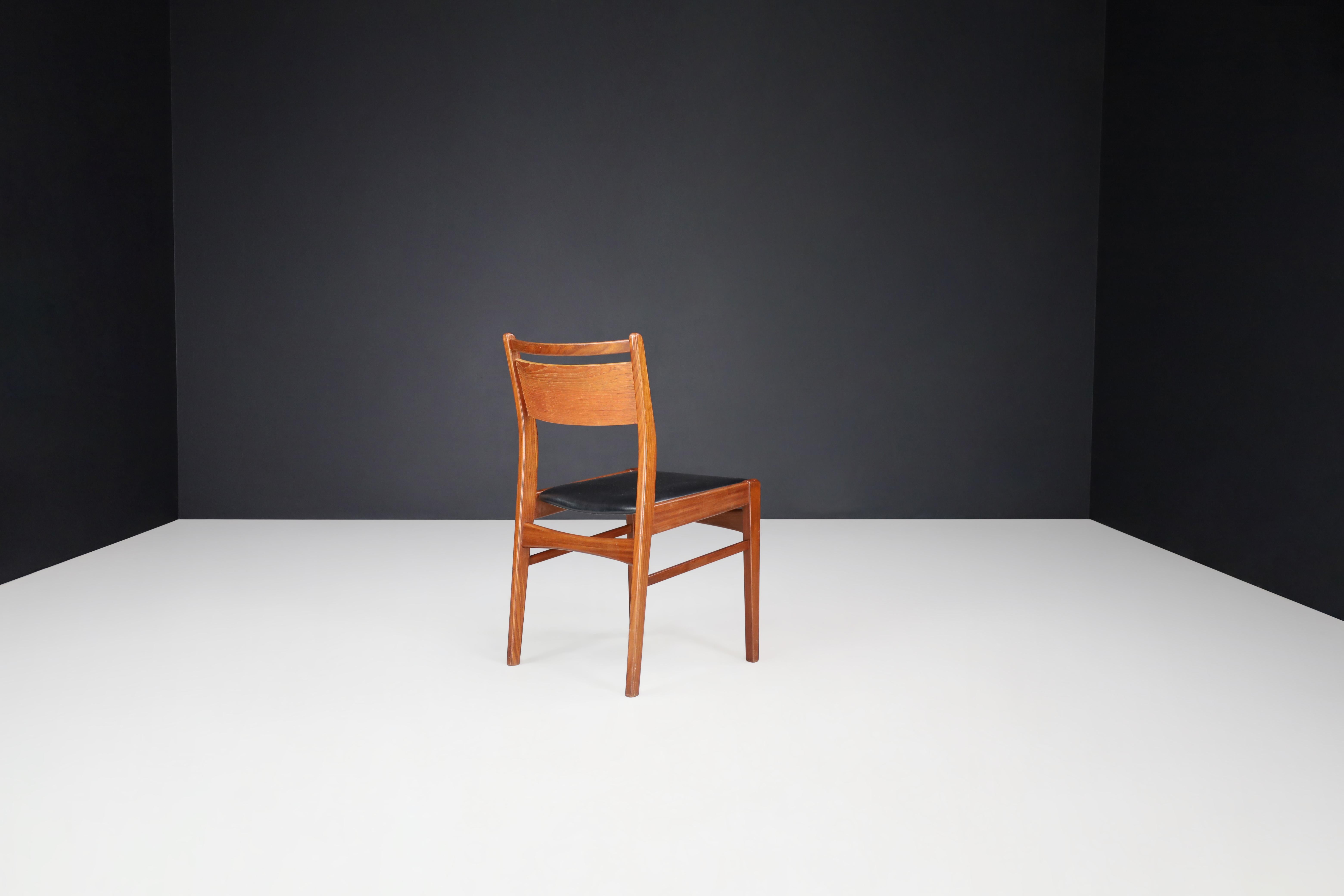 Ensemble de 6 chaises de salle à manger The Modern Scandinavian en teck et cuir, Danemark, années 1960 en vente 1
