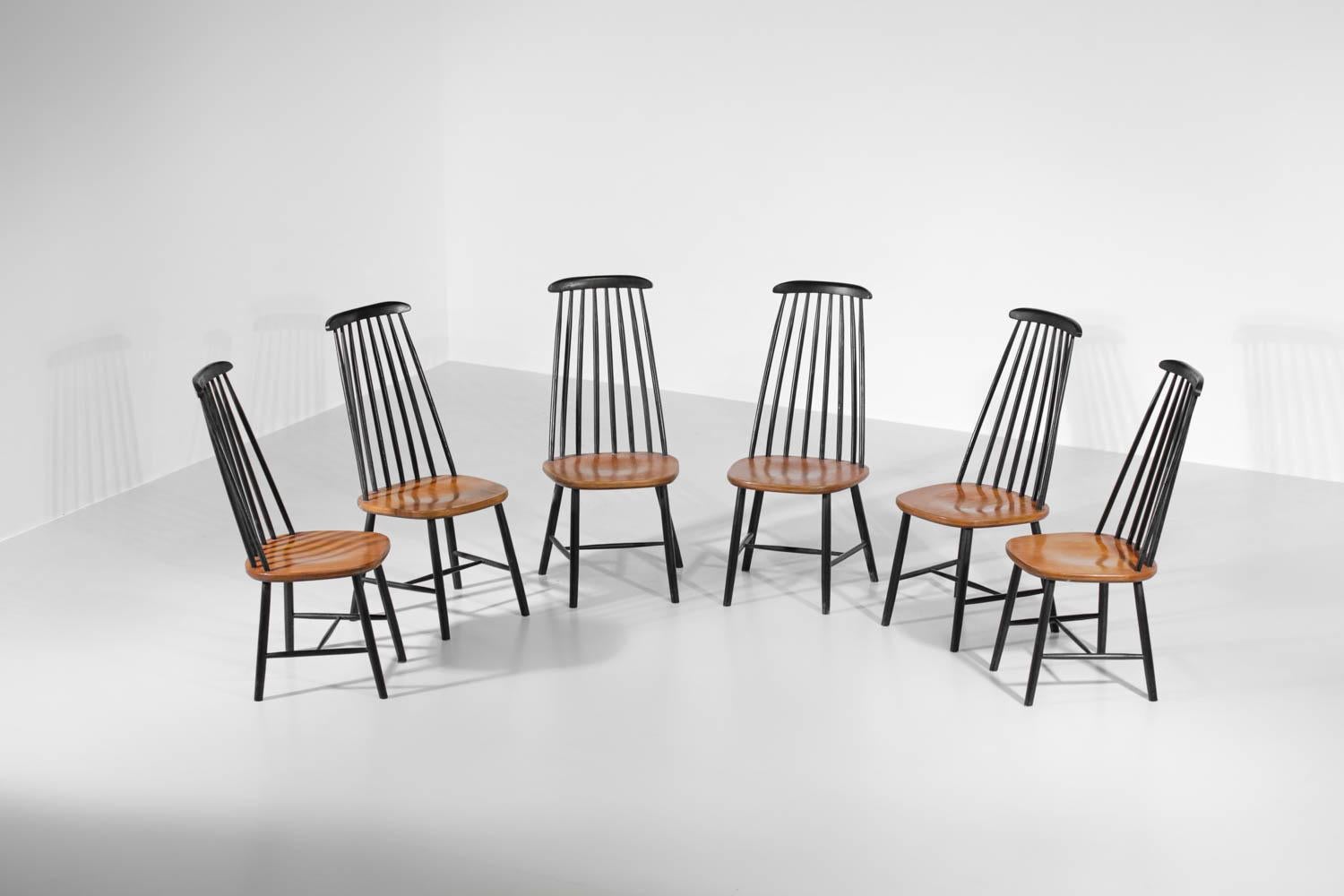 Ensemble de 6 chaises scandinaves vintage du designer finlandais Ilmari Tapiovaara datant des années 60. La structure, les dossiers et les sièges en bois de hêtre ont été peints en noir (peinture d'origine). Très bel état vintage de ce lot, à noter