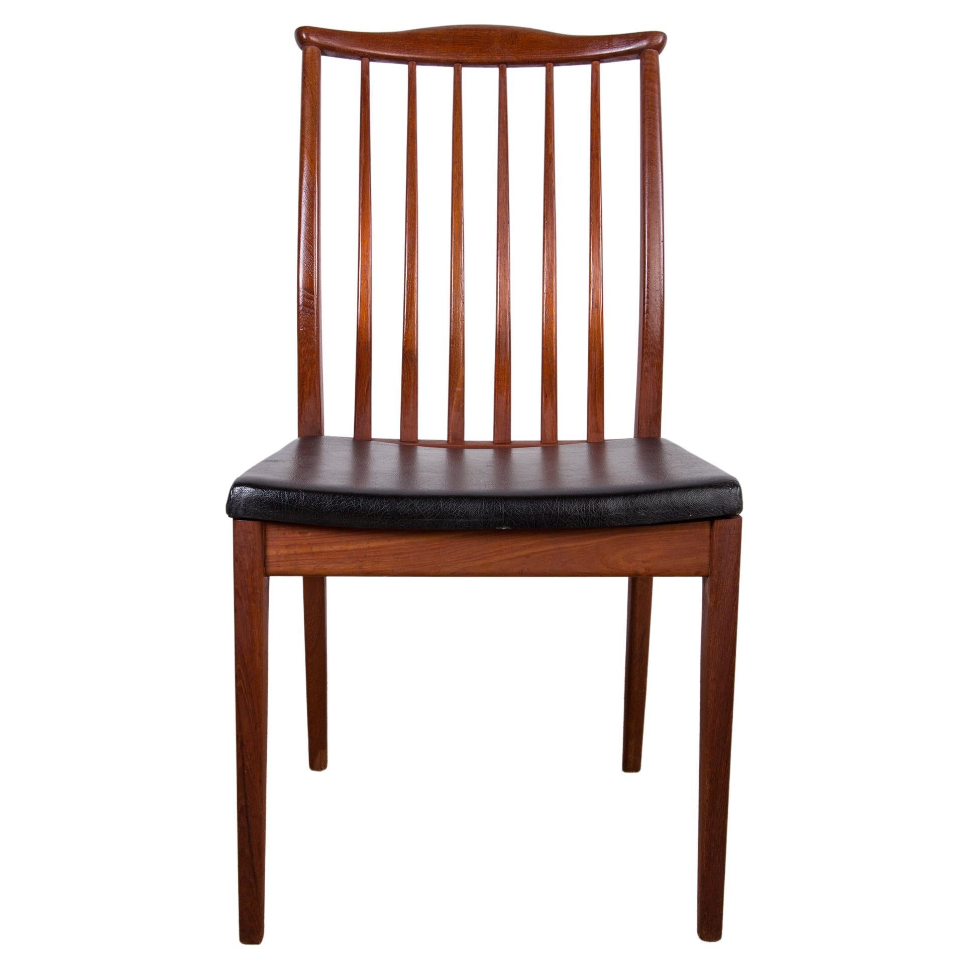 Set of 6 Scandinavian Teak Chairs and Black Leatherette Seats 1960 For Sale