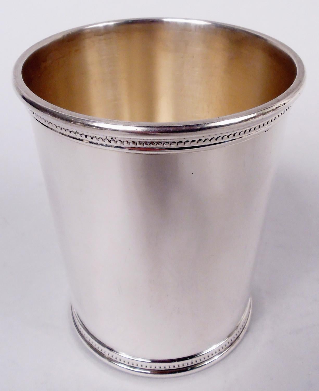 Seis tazas de julepe de menta de plata de ley. Fabricado por Scearce en Shelbyville, Kentucky. Cada una: Laterales rectos y ahusados, y reborde y pie moldurados. Un gran decorado de la época de Nixon, evocador de las tensiones sociales y políticas