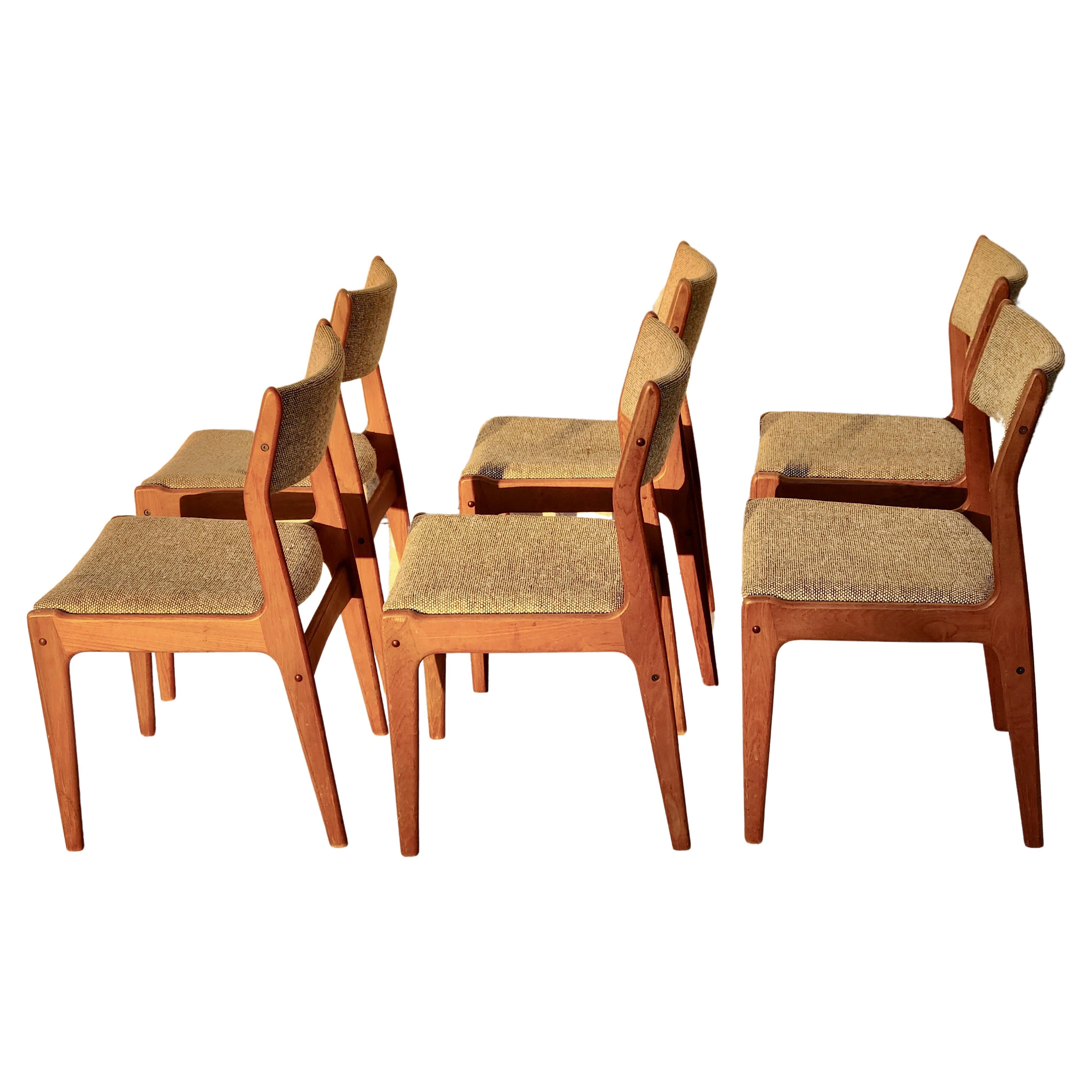 Teck Ensemble de 6 chaises de salle à manger en teck sculpté dans le style de Benny Linden