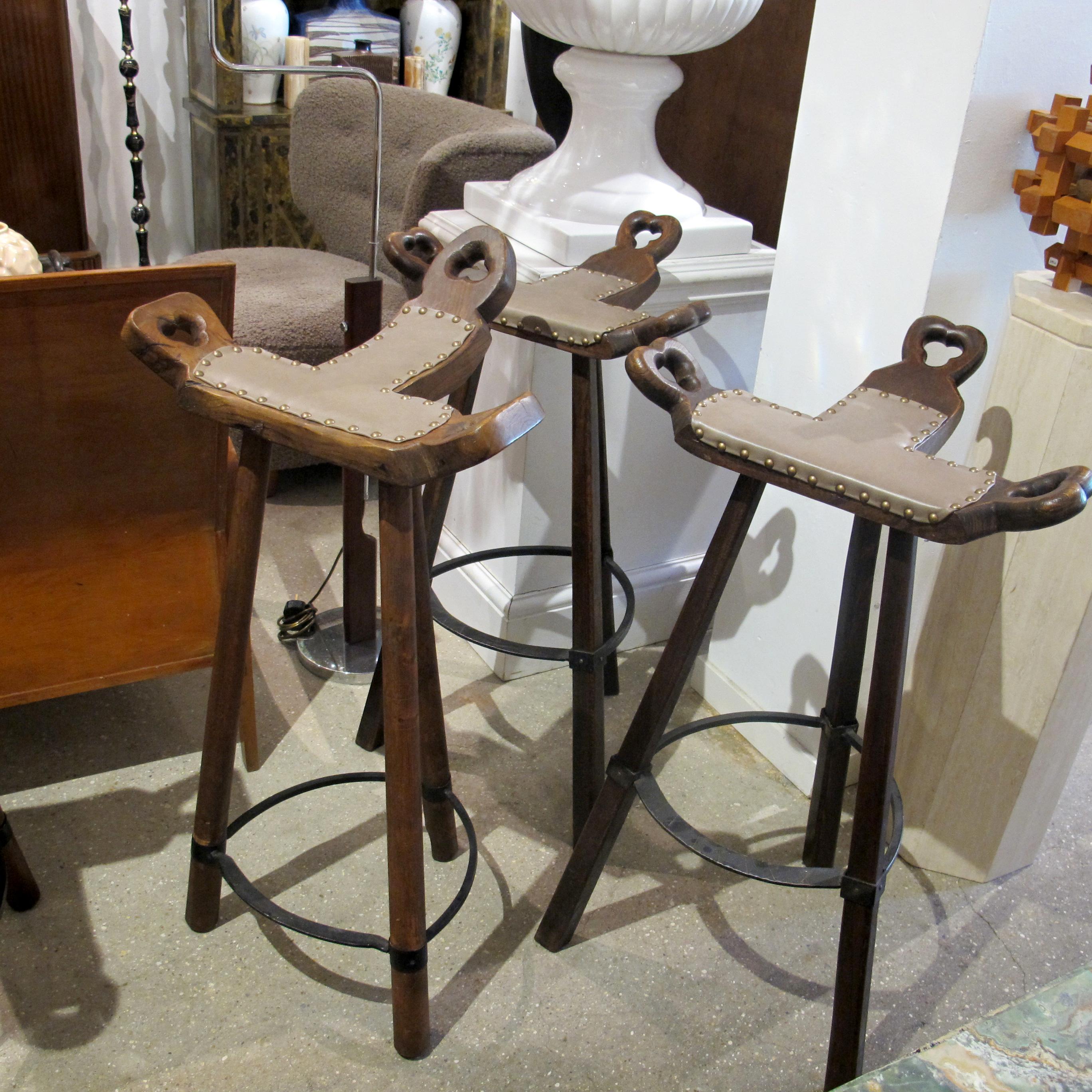 Set di 6 sgabelli scultorei di Sergio Rodrigues in legno duro brasiliano in vendita 2