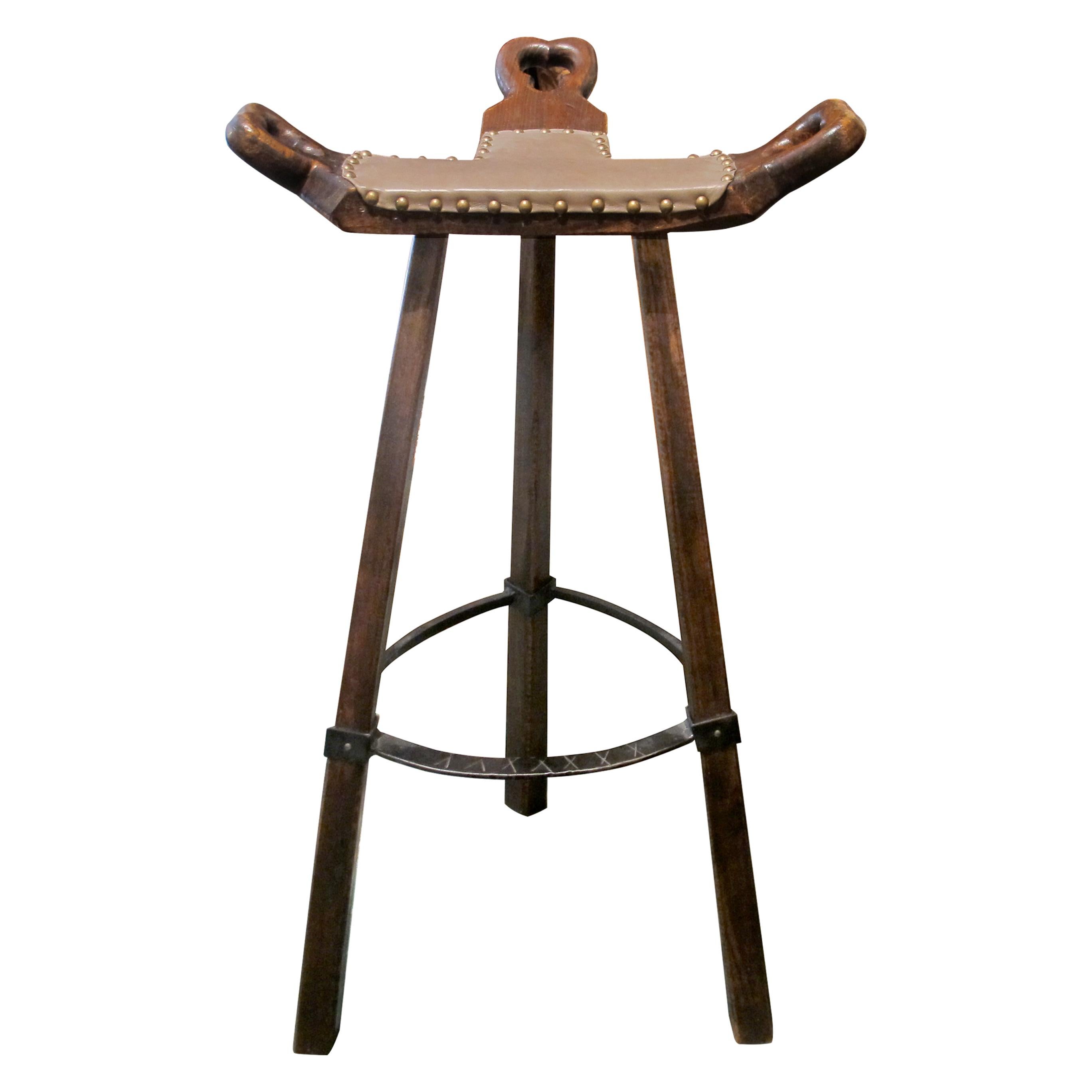 Un set di 6 sgabelli da bar disegnati dal famoso modernista brasiliano Sergio Rodrigues, noto per l'uso magistrale di Wood Wood e di forme organiche e rilassate. Il design bilancia la presenza scultorea con la funzionalità ergonomica, rendendoli