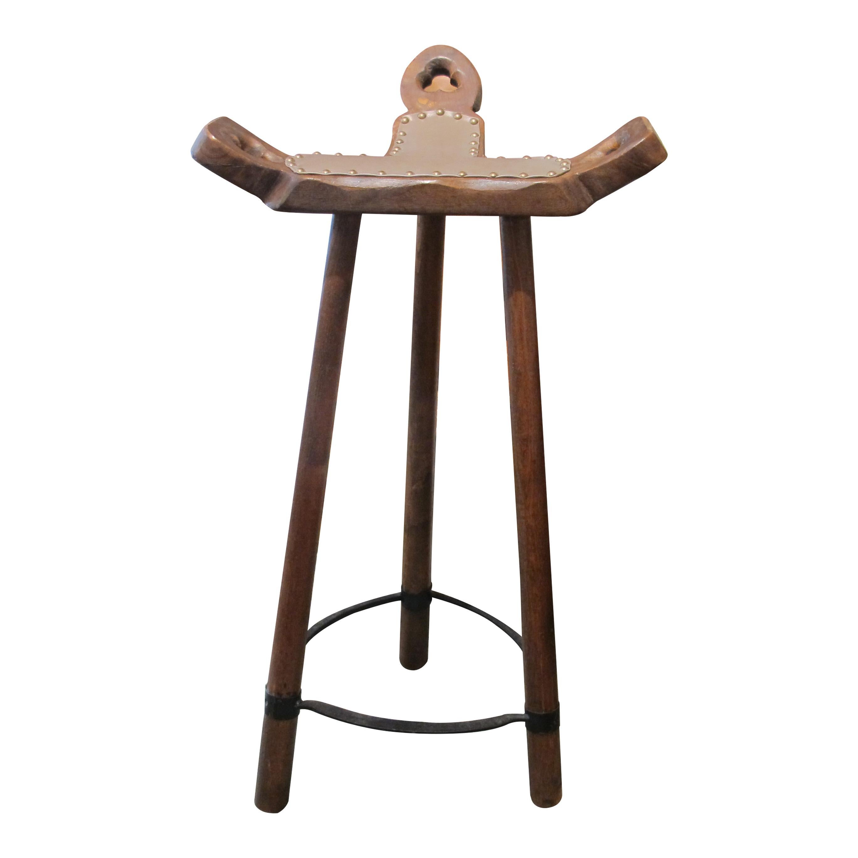 Mid-Century moderno Set di 6 sgabelli scultorei di Sergio Rodrigues in legno duro brasiliano in vendita