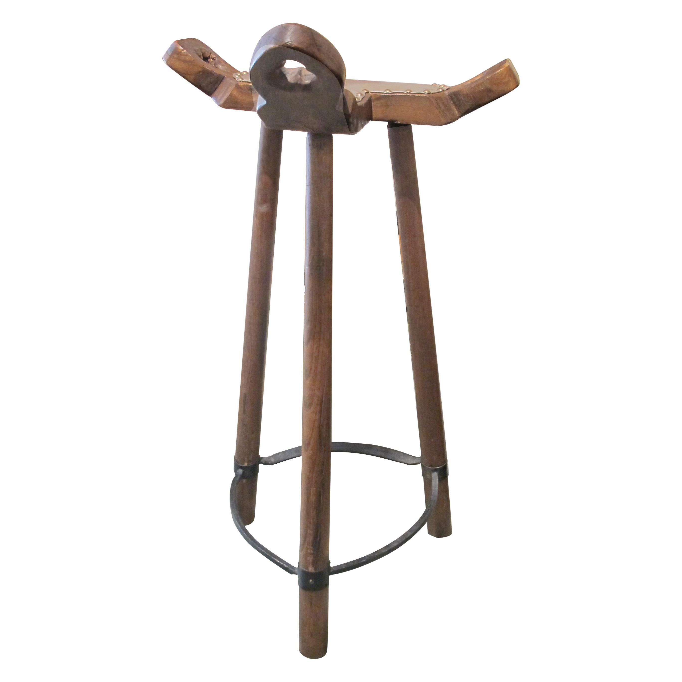 Fatto a mano Set di 6 sgabelli scultorei di Sergio Rodrigues in legno duro brasiliano in vendita