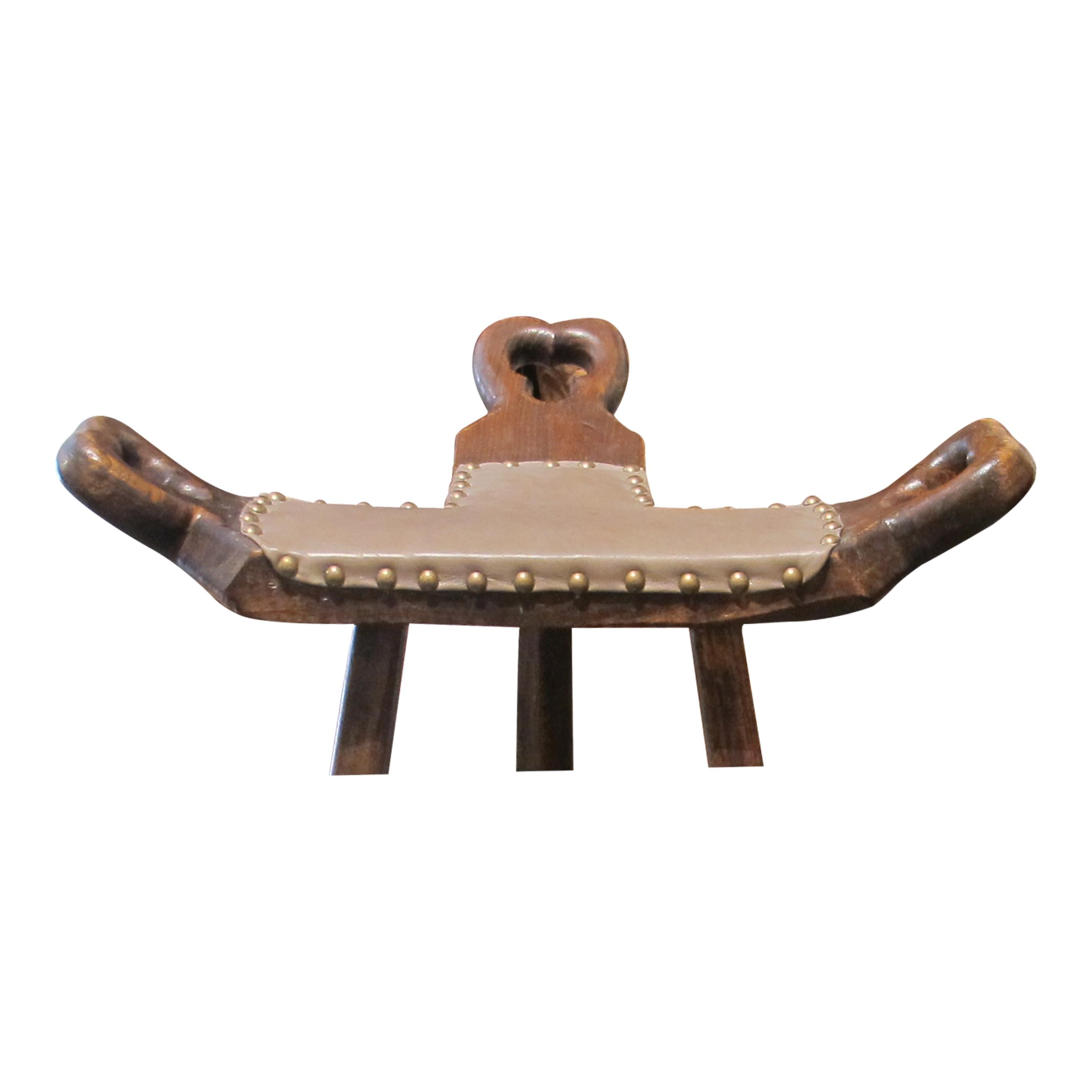 Fine XX secolo Set di 6 sgabelli scultorei di Sergio Rodrigues in legno duro brasiliano in vendita