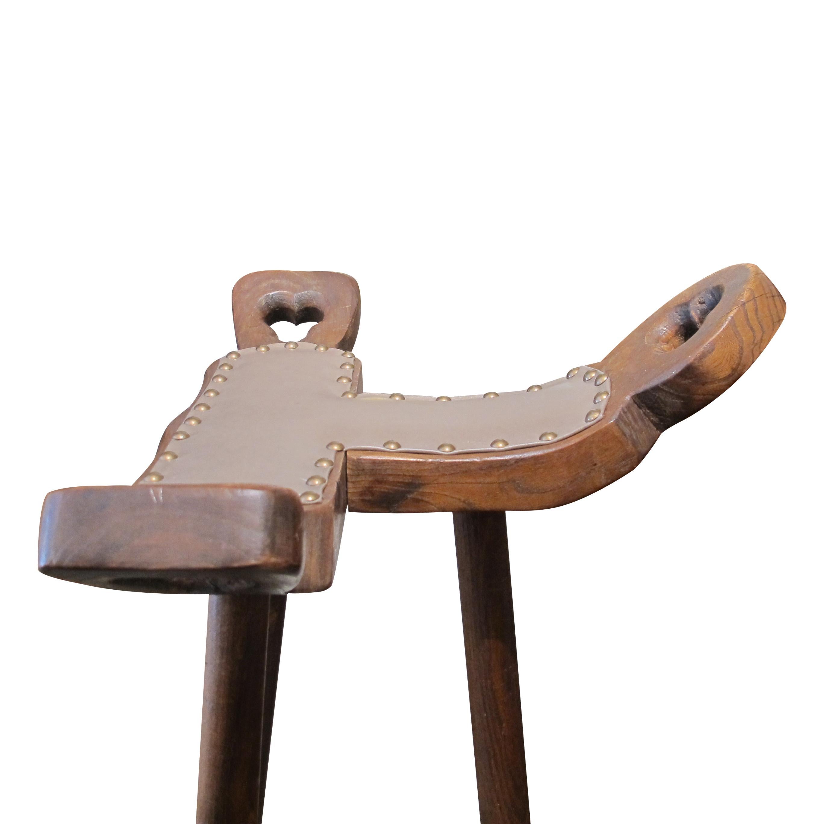 Pelle Set di 6 sgabelli scultorei di Sergio Rodrigues in legno duro brasiliano in vendita