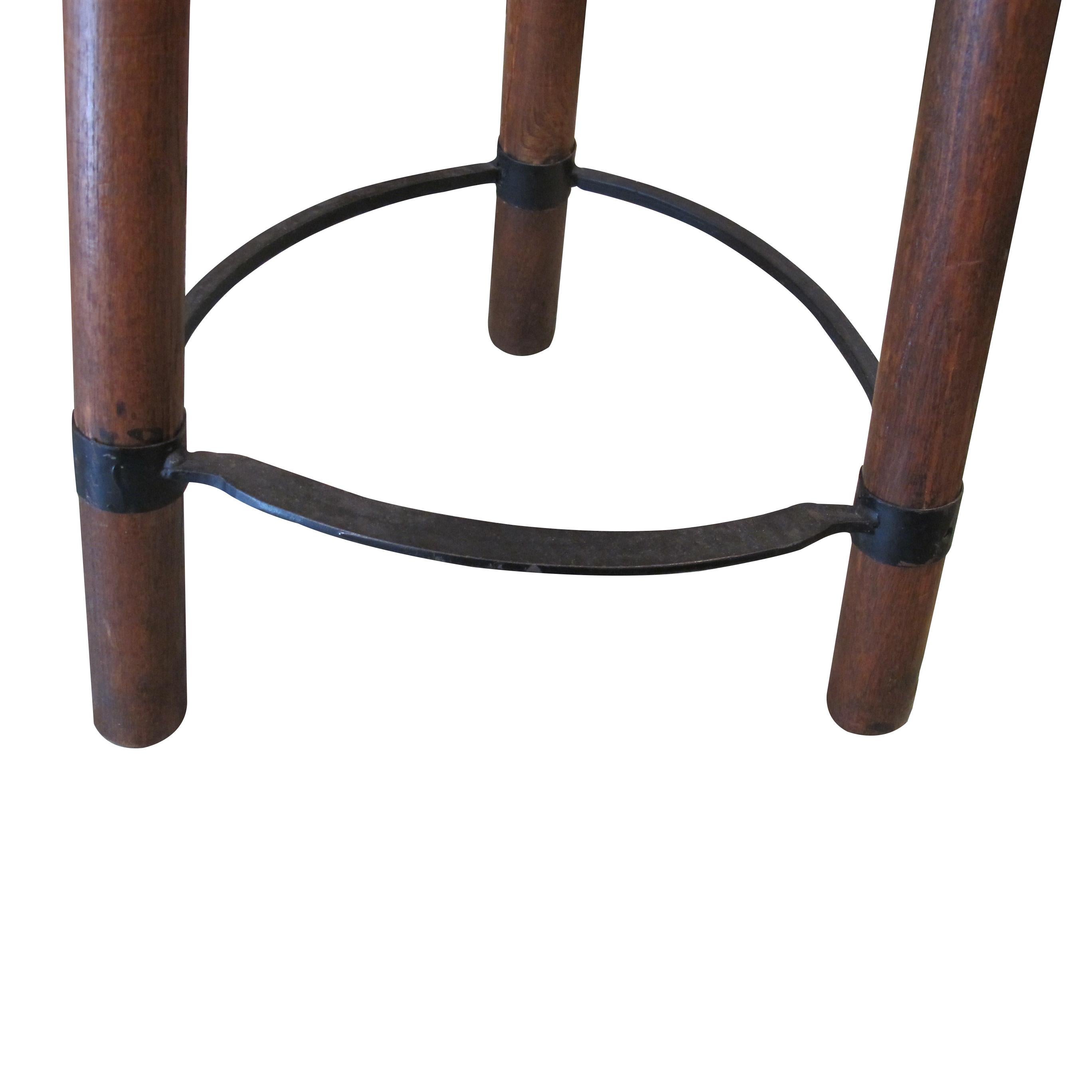Set di 6 sgabelli scultorei di Sergio Rodrigues in legno duro brasiliano in vendita 1
