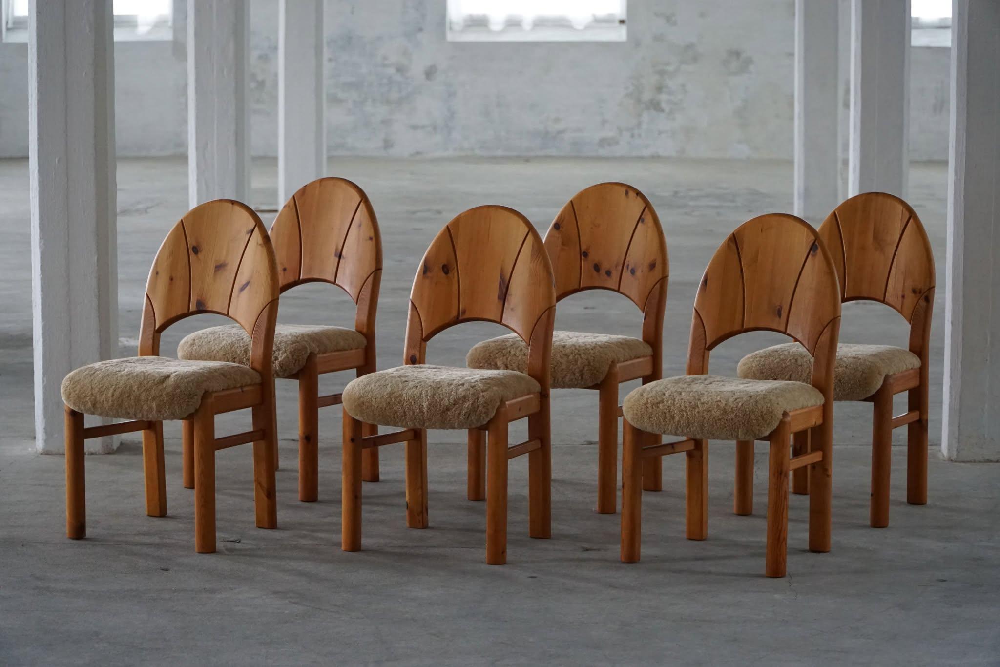 Un ensemble soigné de 6 chaises de salle à manger sculpturales en pin massif, revêtues d'une laine d'agneau tondante de qualité supérieure. Fabriqué par Glostrup Møbelfabrik dans les années 1970. Ces chaises donnent une impression très forte qui se