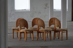 Satz von 6 skulpturalen dänischen Modern-Brutalist-Stühlen aus Kiefer und Lammfell, 1970er Jahre