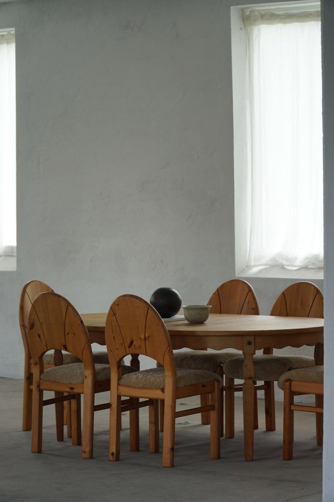 Ensemble de 6 chaises sculpturales brutalistes danoises modernes en pin et laine d'agneau, 1970 Bon état à Odense, DK