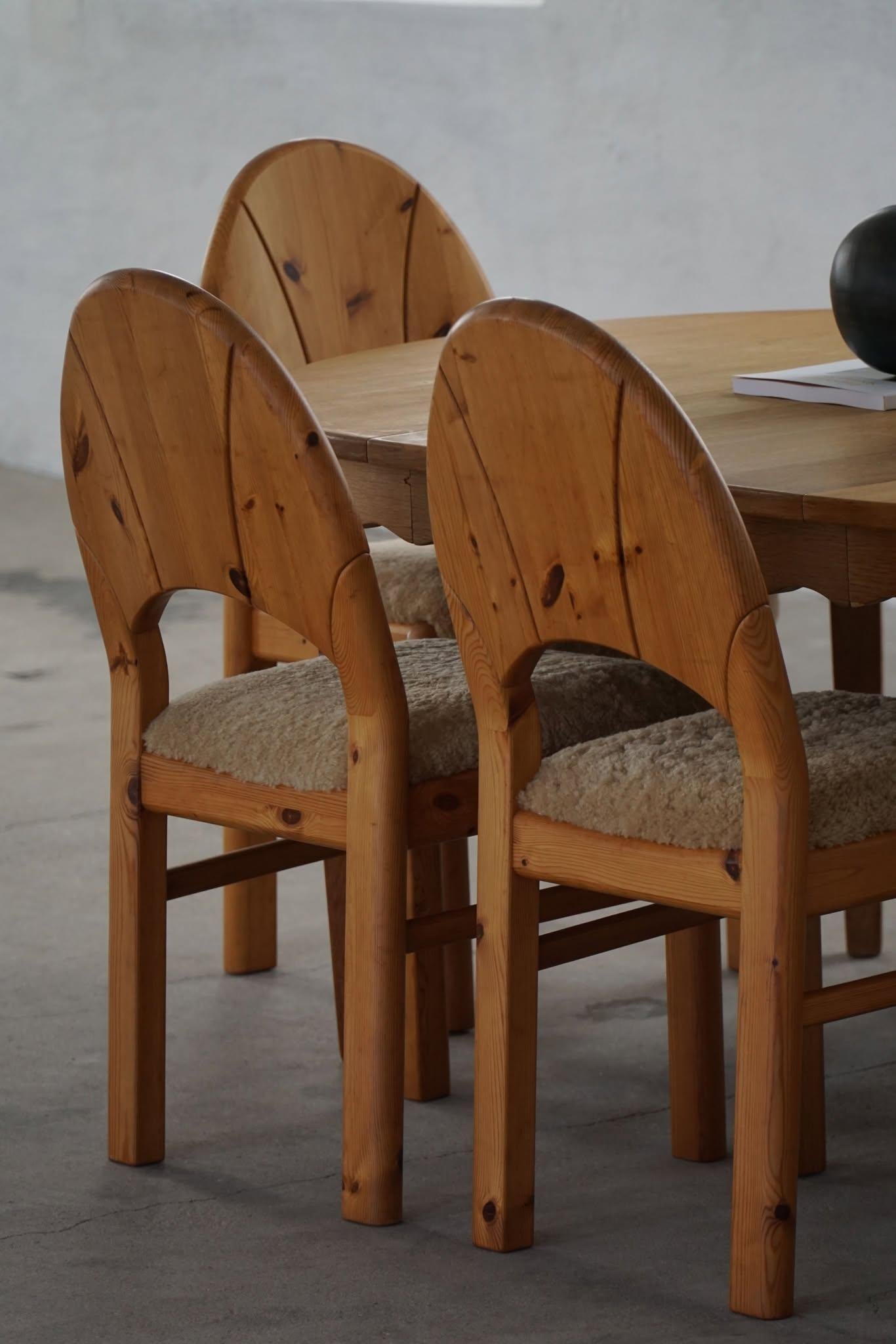 Cuir d'agneau Ensemble de 6 chaises sculpturales brutalistes danoises modernes en pin et laine d'agneau, 1970