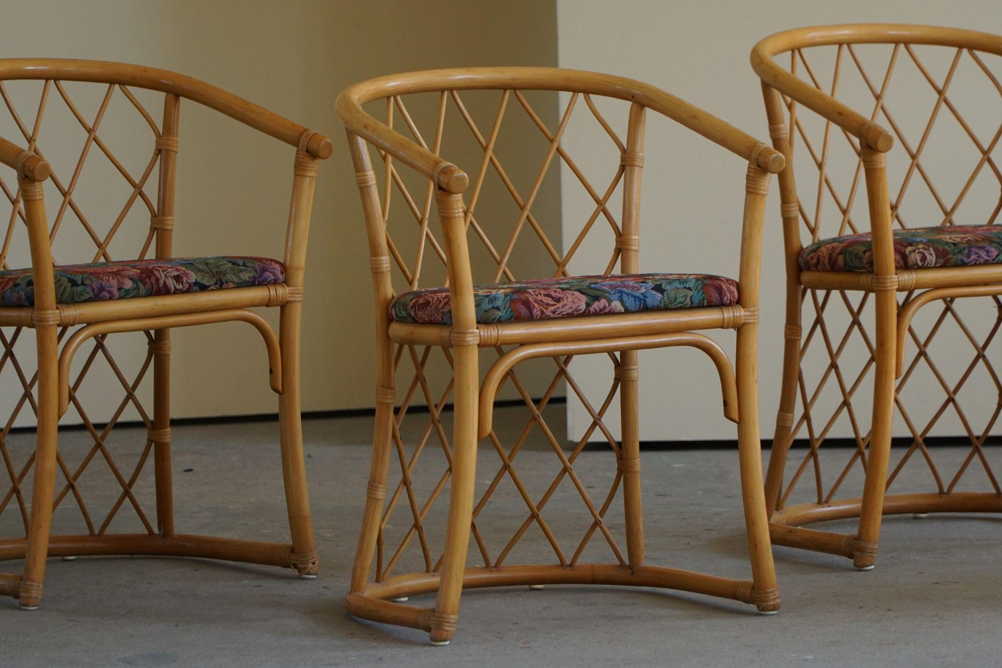 Bel ensemble de six chaises de salle à manger en bambou de style bohème, recouvertes d'un tissu vintage. Fabriqué au Danemark, années 1960.

Cet ensemble reste en bon état. 

