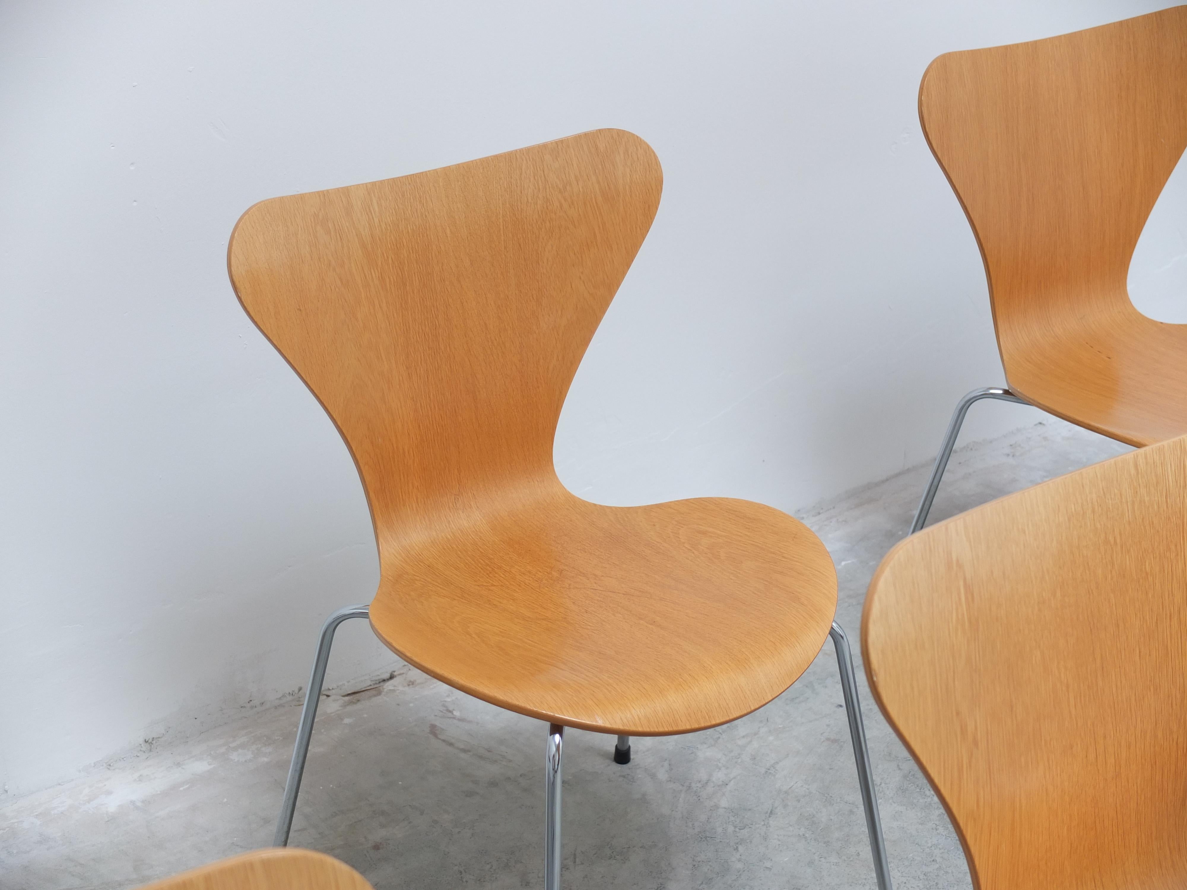 Set of 6 'Series 7' Chairs in Oak by Arne Jacobsen for Fritz Hansen, 1955 6