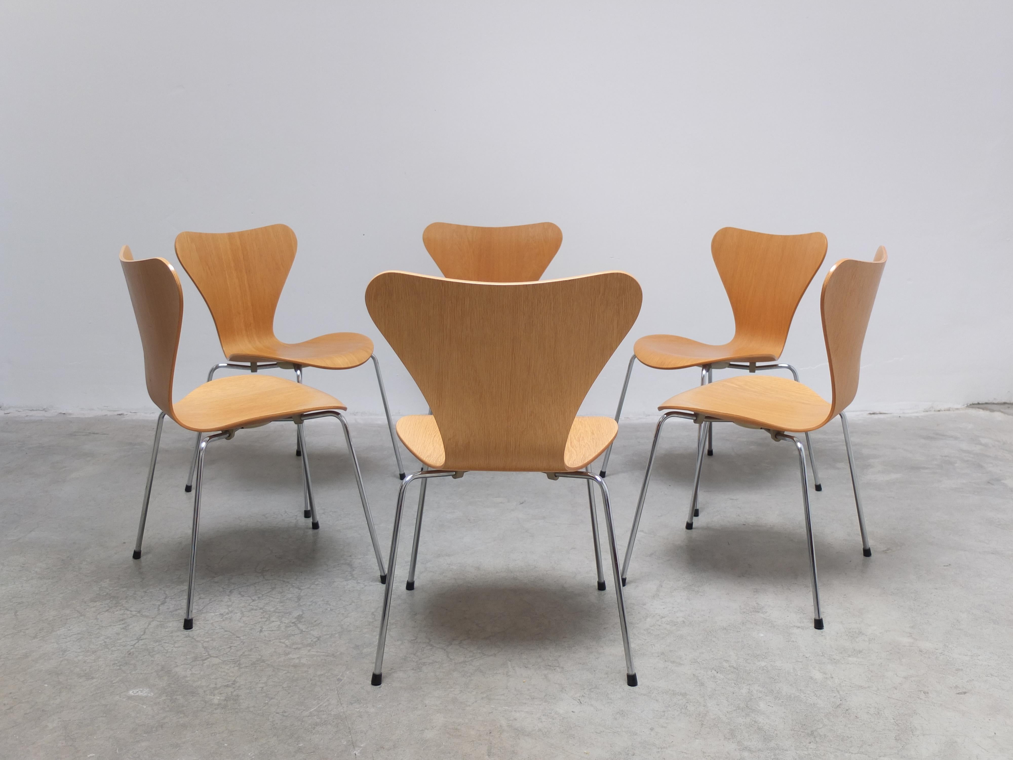 Set of 6 'Series 7' Chairs in Oak by Arne Jacobsen for Fritz Hansen, 1955 7