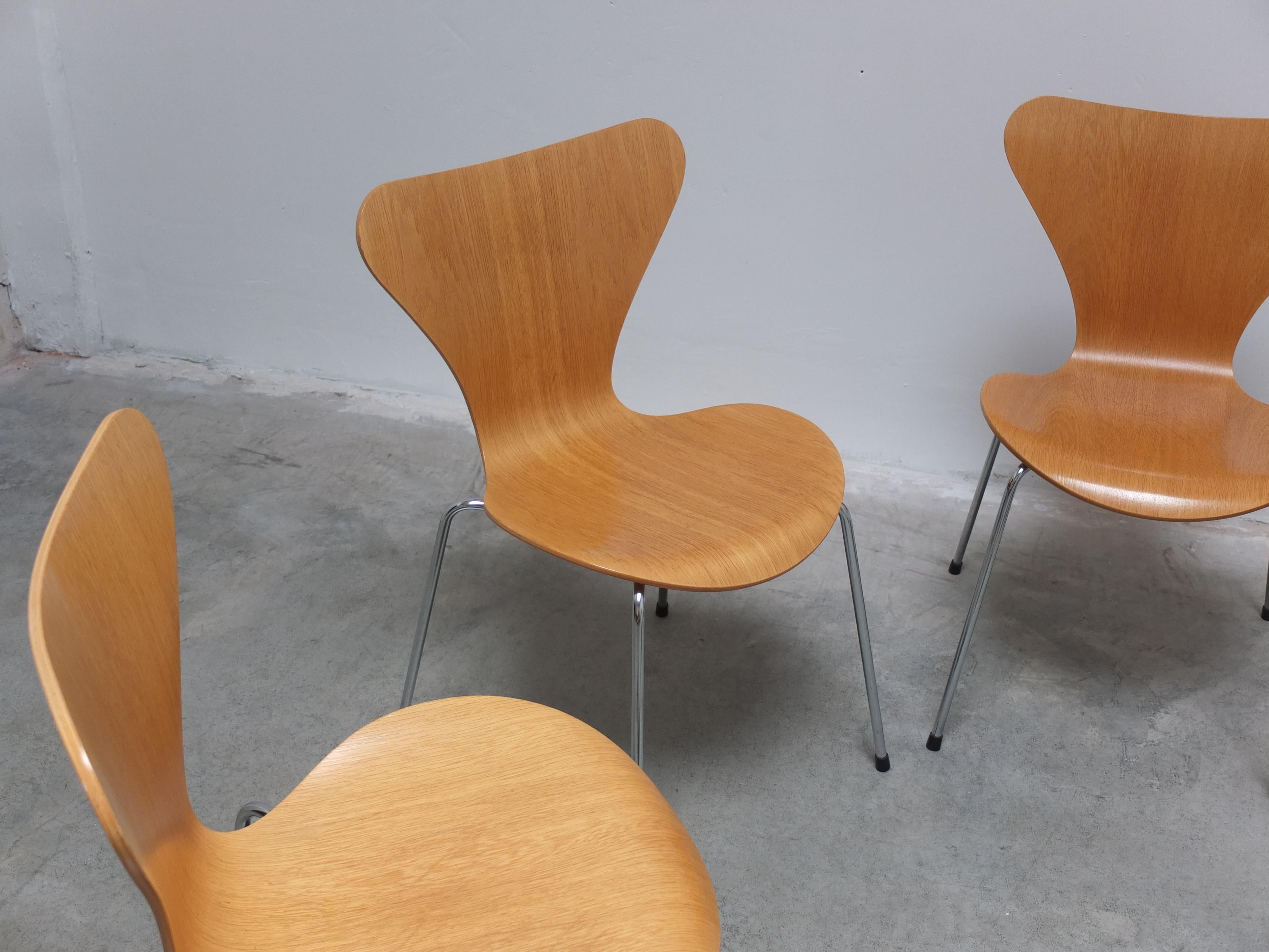 Set of 6 'Series 7' Chairs in Oak by Arne Jacobsen for Fritz Hansen, 1955 9
