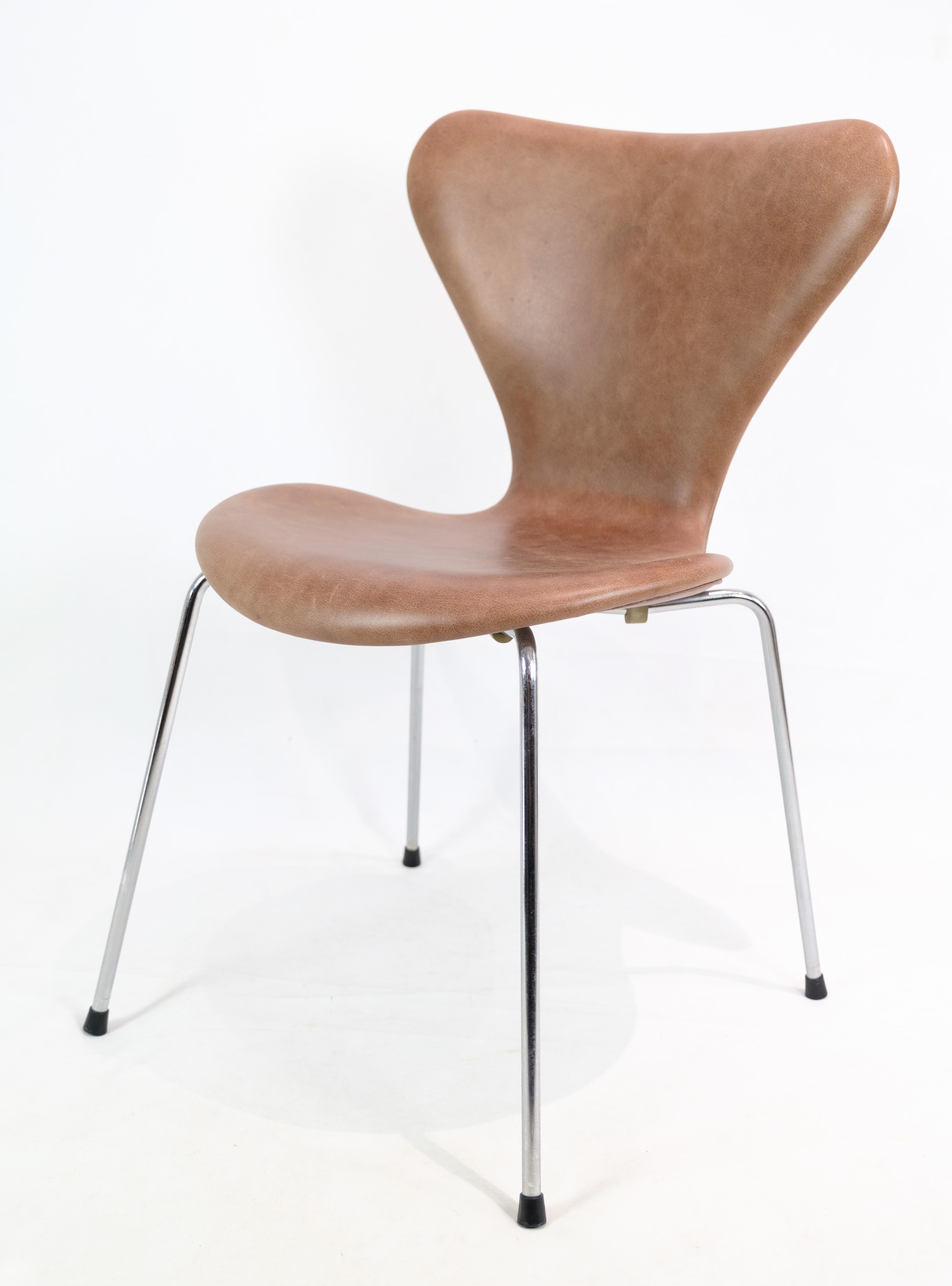 A set of 6 Seven chairs, model 3107, designed by Arne Jacobsen and manufactured by Fritz Hansen. The chairs are upholstered in light brown elegance leather and in very nice used condition with original patina.

This product will be inspected