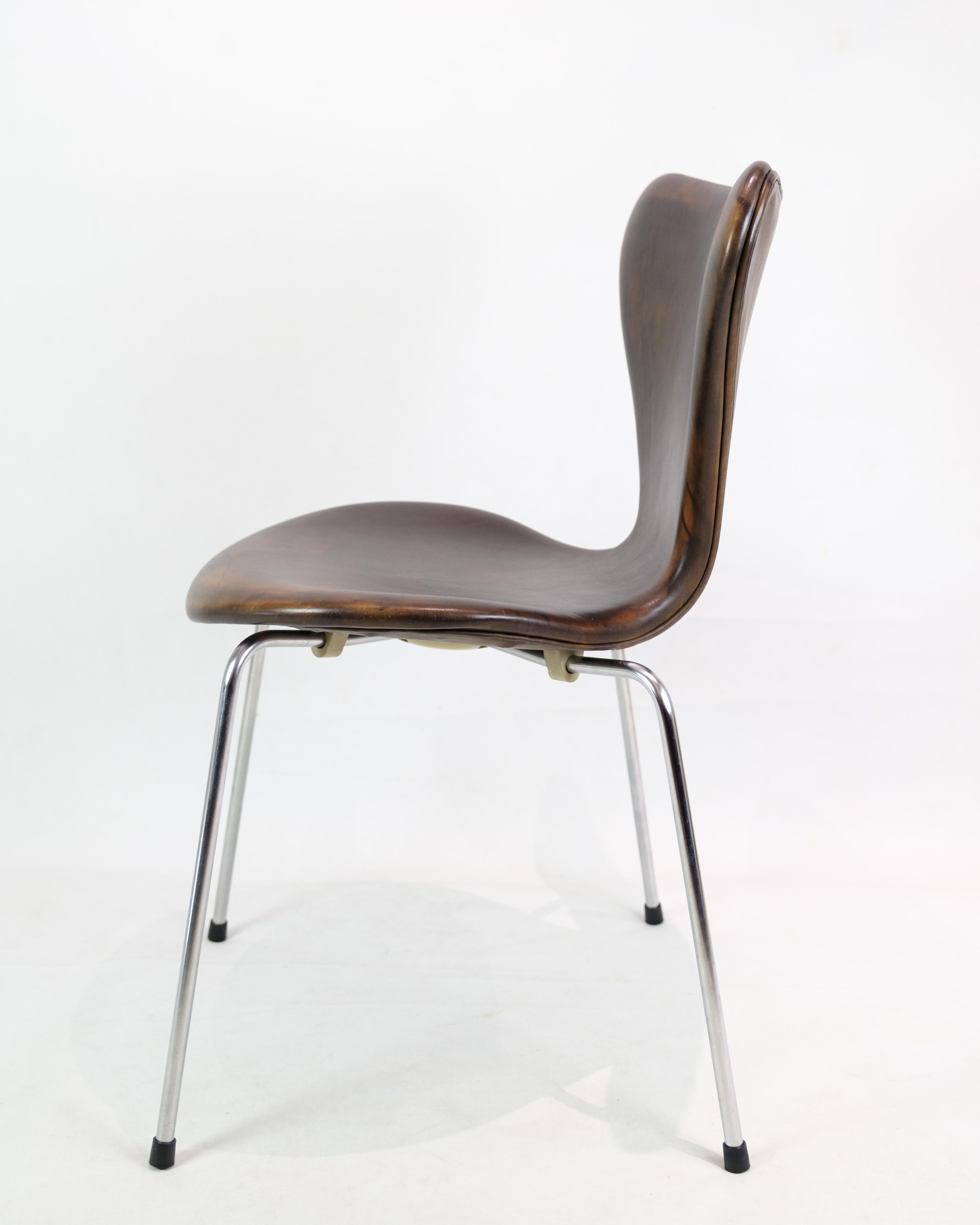 Exquisiter Satz von 6 Stühlen des Modells 3107 von Arne Jacobsen, hergestellt von Fritz Hansen: Ein Zeugnis für zeitloses Design und dauerhafte Eleganz. Diese ikonischen Stühle, die von Arne Jacobsen entworfen und von Fritz Hansen mit großer