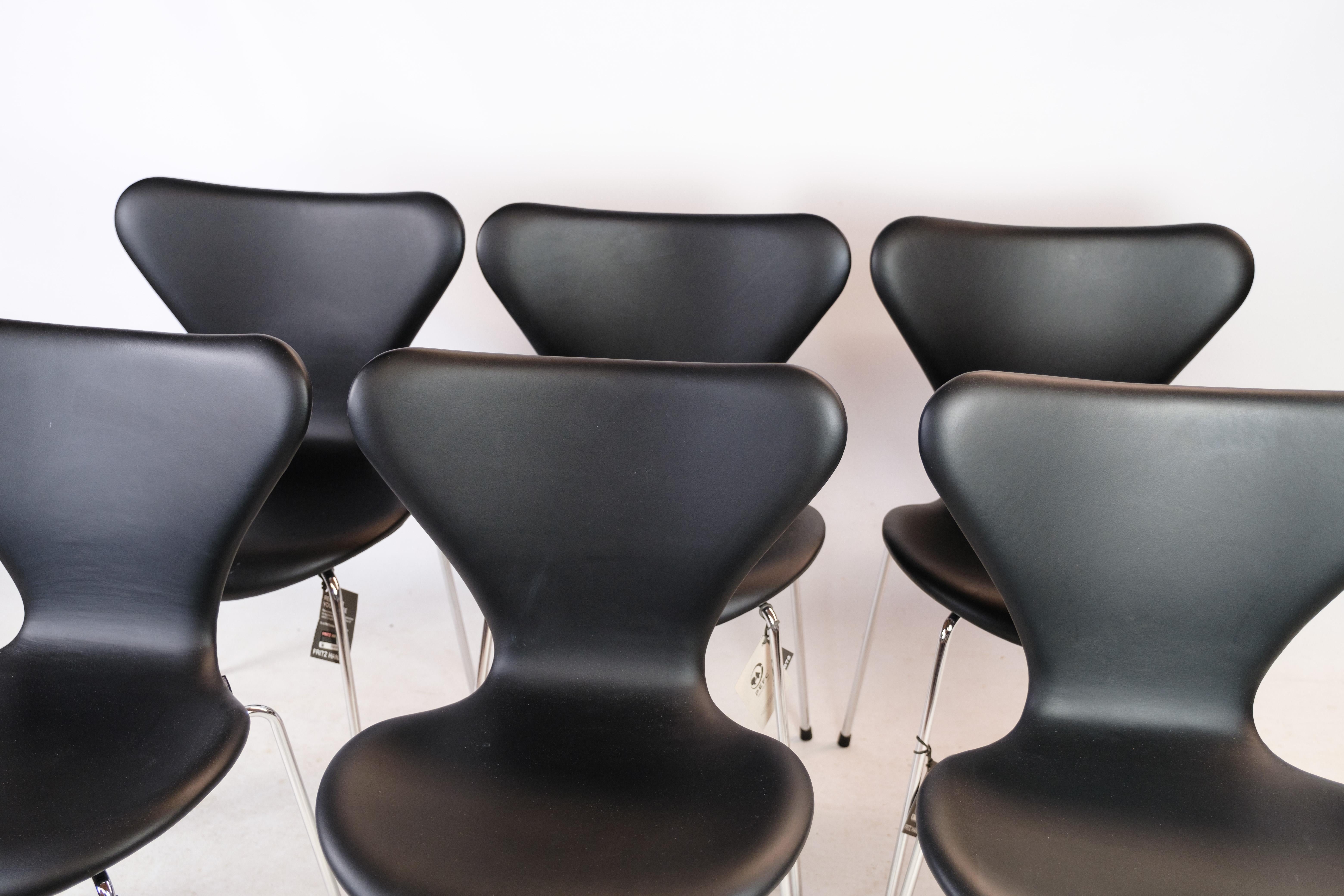 The set of 6 Seven chairs, also known as model 3107, was designed by the Danish architect and designer Arne Jacobsen in 1967 and manufactured by Fritz Hansen. Considered to be one of Jacobsen's most iconic designs, these chairs are a classic example
