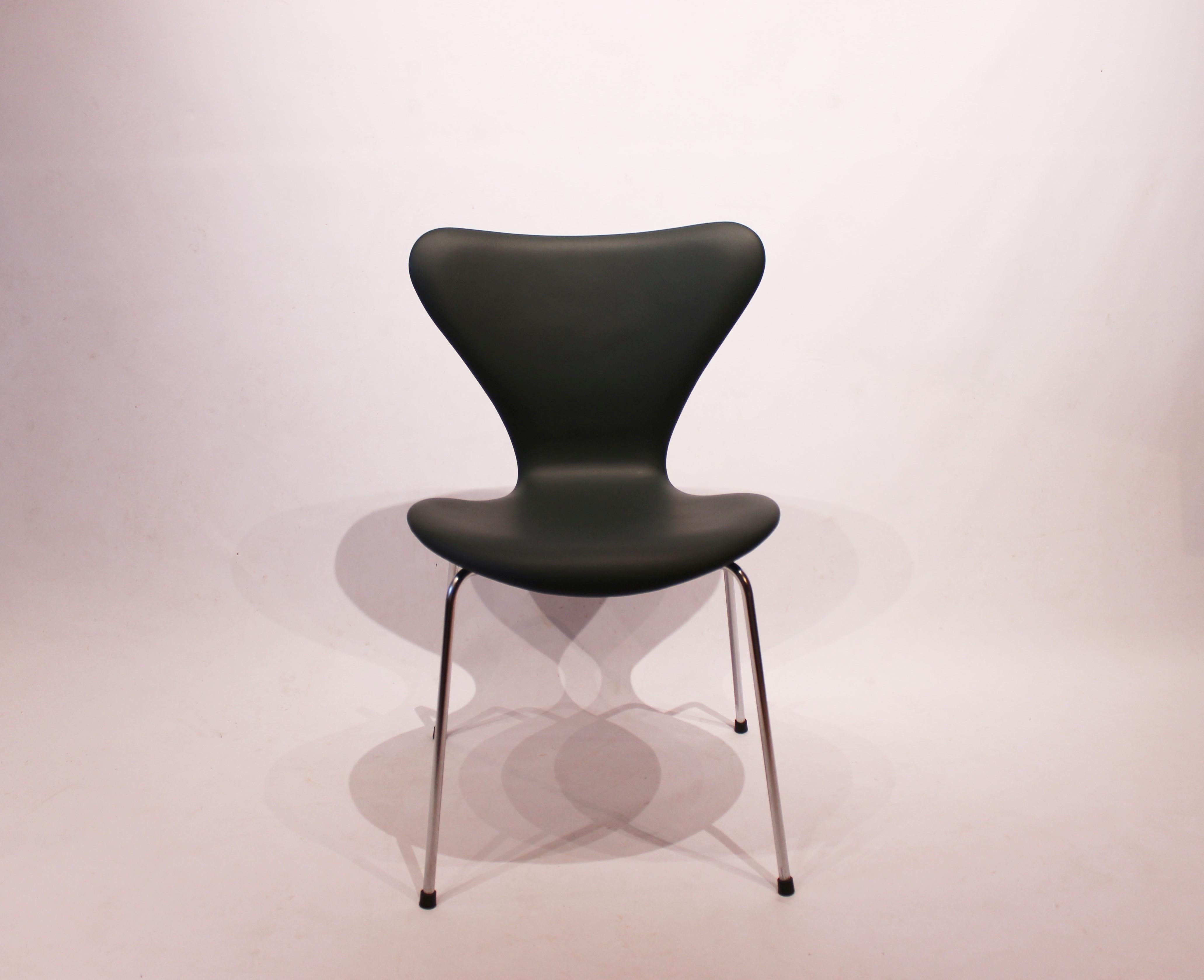 Exquisiter Satz von 6 Stühlen des Modells 3107 von Arne Jacobsen, 1967 von Fritz Hansen sorgfältig gefertigt, jetzt elegant in luxuriöser schwarzer Classic-Lederpolsterung aufgearbeitet.

Arne Jacobsens ikonisches Design, das Stuhlmodell 3107, ist