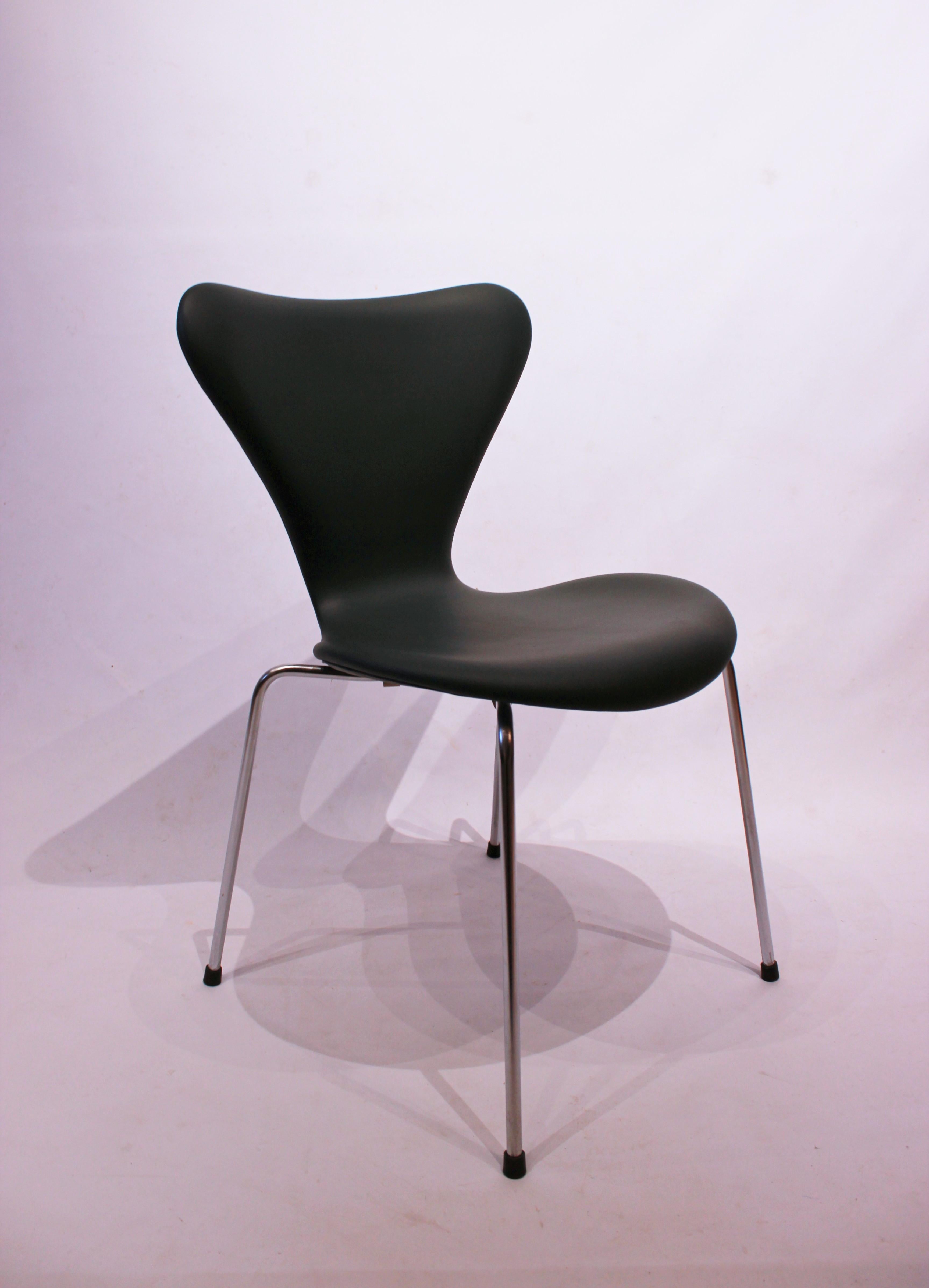 Satz von 6 sieben Stühlen, Modell 3107, schwarzes Leder, von Arne Jacobsen (Moderne der Mitte des Jahrhunderts) im Angebot