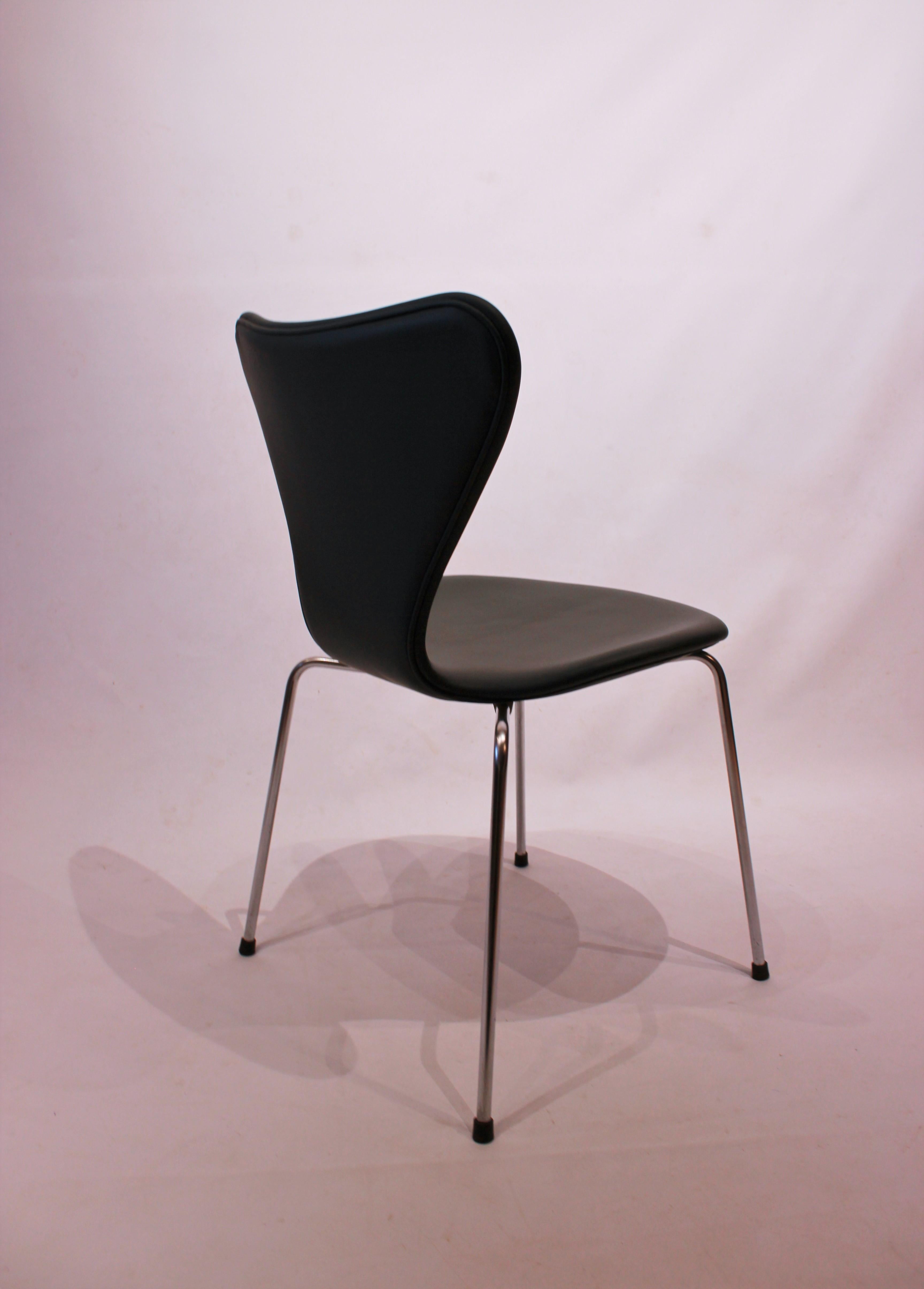 Mid-Century Modern Set of 6 Seven Chairs, Model 3107, Black leather , by Arne Jacobsen For Sale