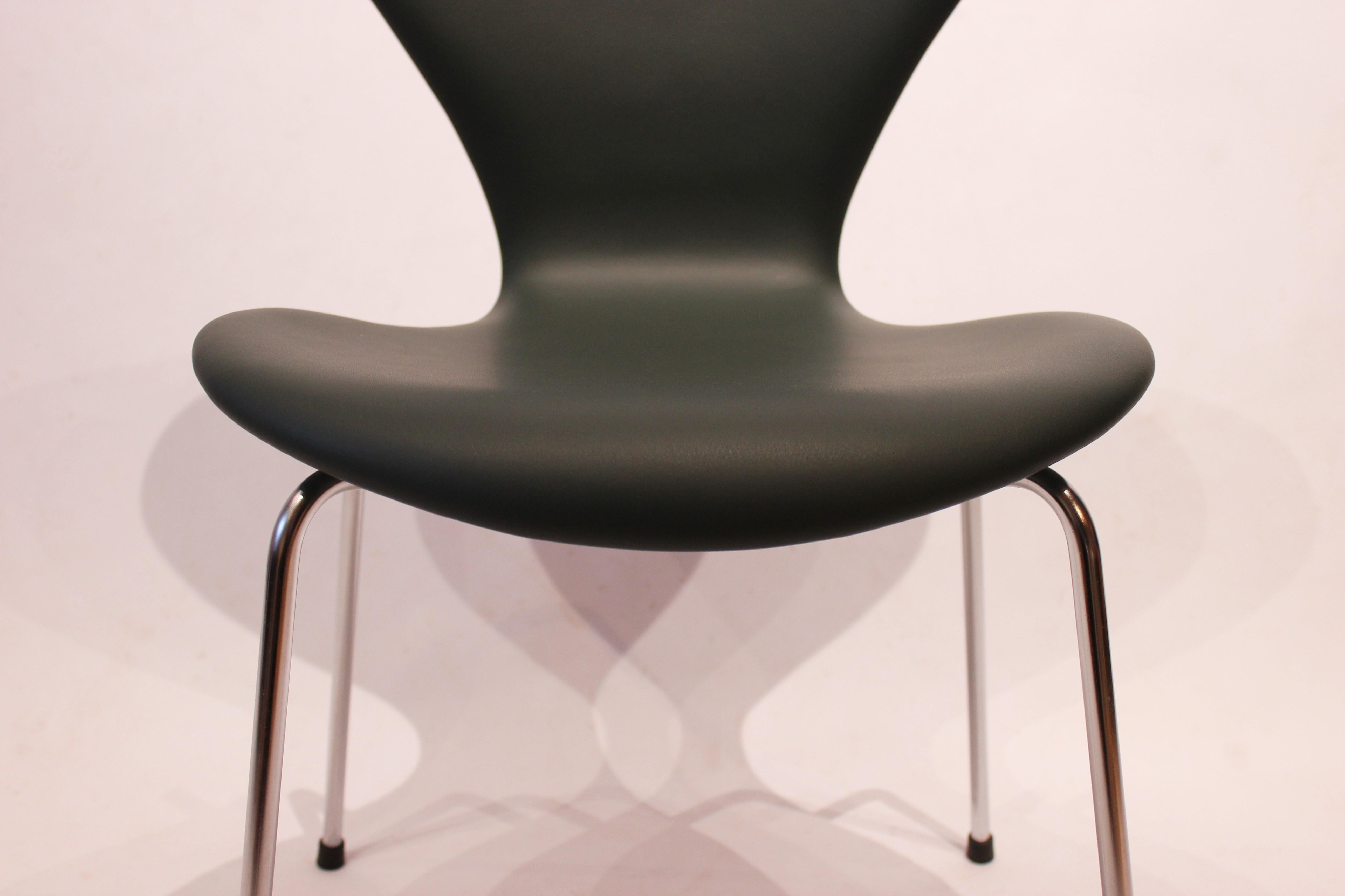 Satz von 6 sieben Stühlen, Modell 3107, schwarzes Leder, von Arne Jacobsen im Zustand „Hervorragend“ im Angebot in Lejre, DK