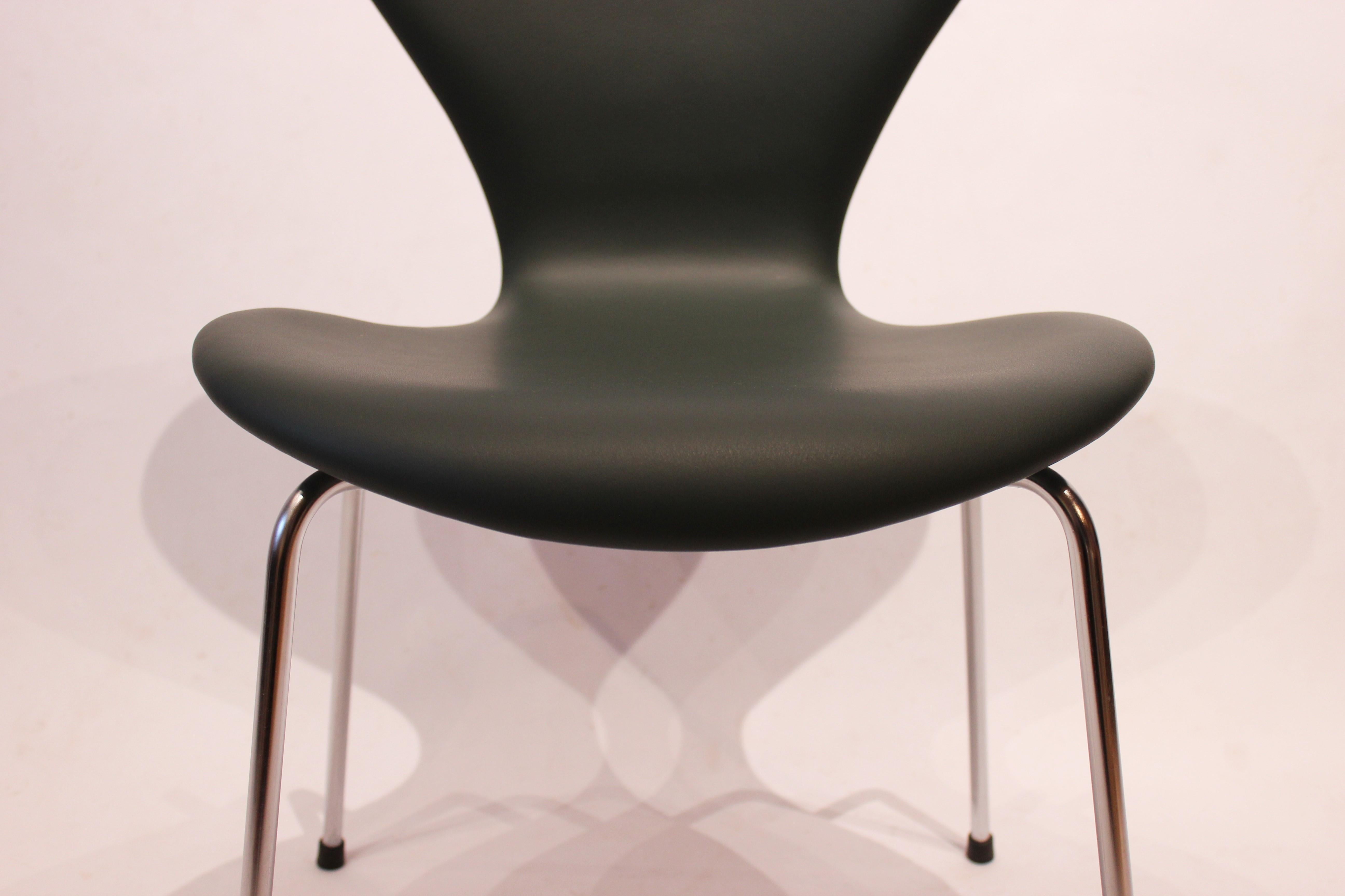 Satz von sechs Stühlen der Serie Sieben Stühle Modell 3107 aus schwarzem Leder von Arne Jacobsen im Zustand „Hervorragend“ im Angebot in Lejre, DK