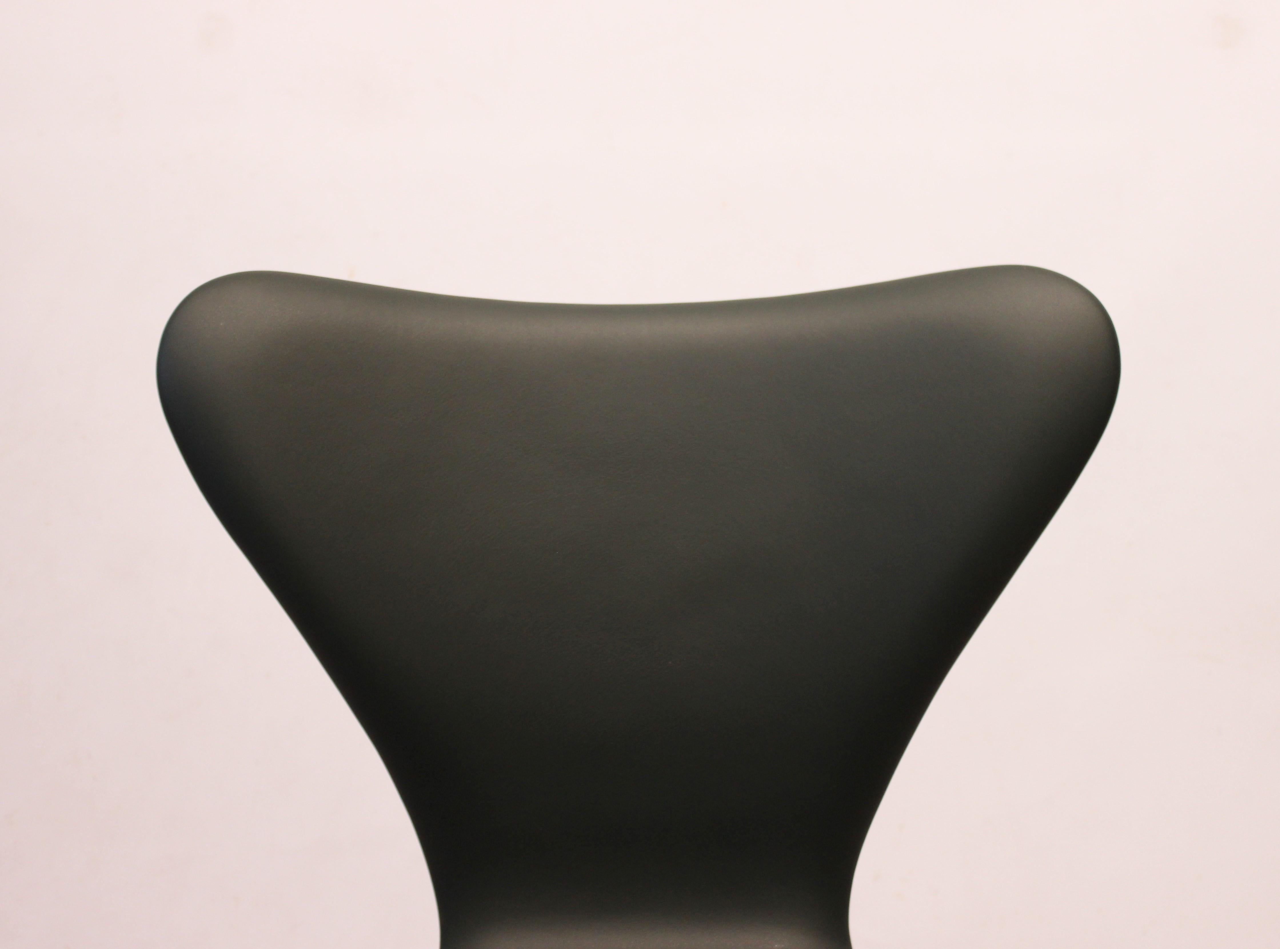 Satz von 6 sieben Stühlen, Modell 3107, schwarzes Leder, von Arne Jacobsen (Mitte des 20. Jahrhunderts) im Angebot