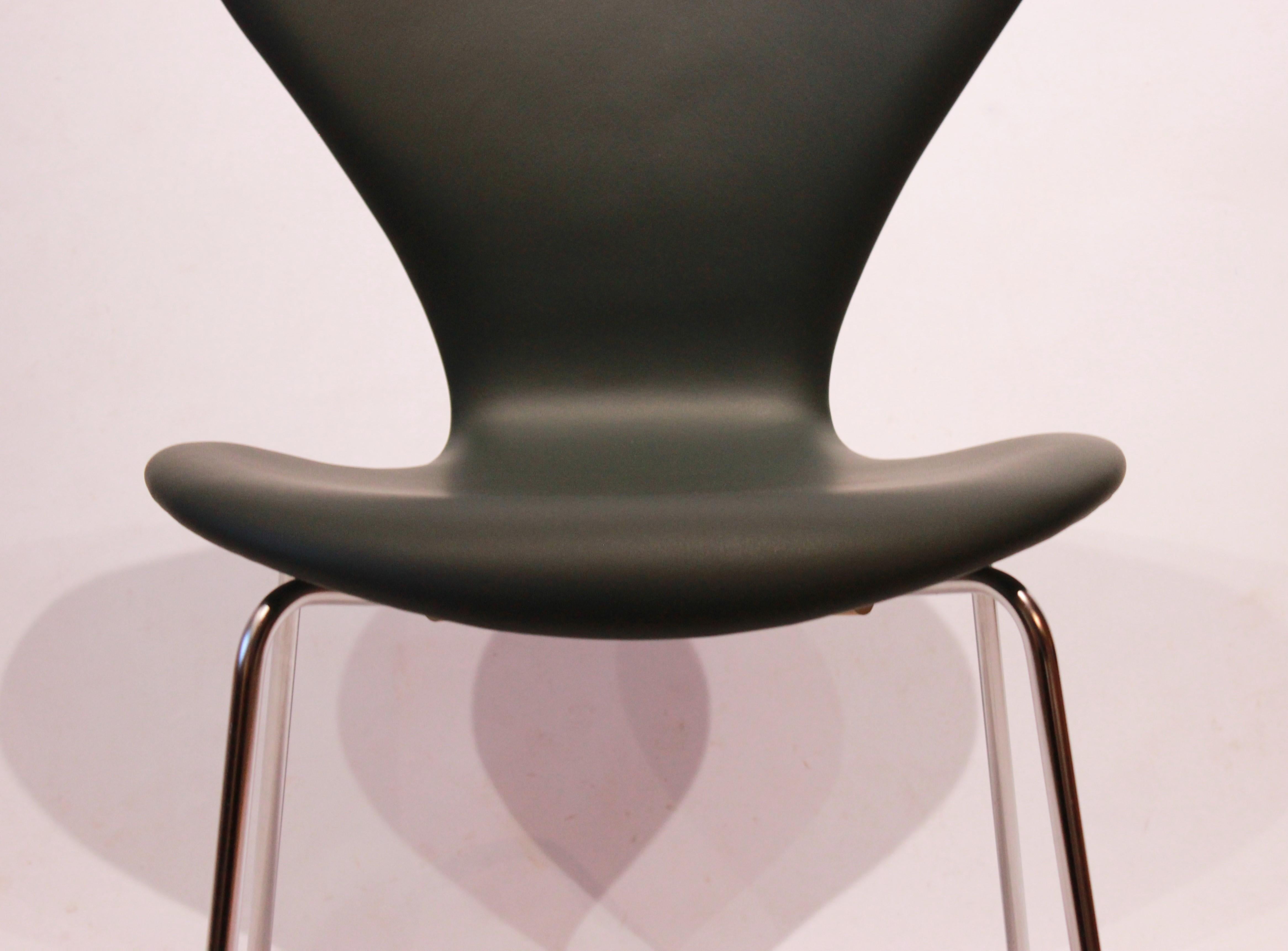 Satz von 6 sieben Stühlen, Modell 3107, schwarzes Leder, von Arne Jacobsen im Angebot 1