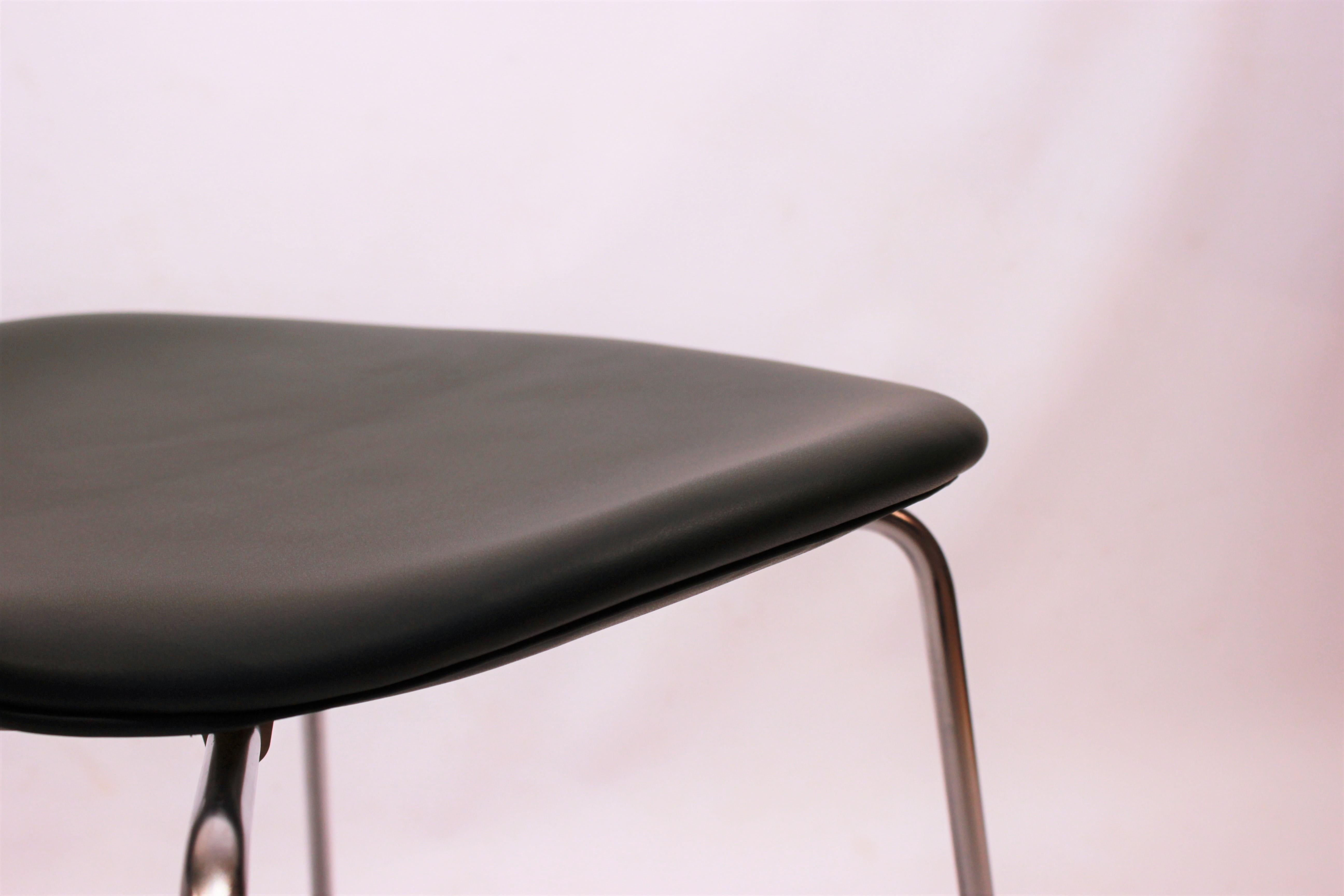 Satz von 6 sieben Stühlen, Modell 3107, schwarzes Leder, von Arne Jacobsen im Angebot 2