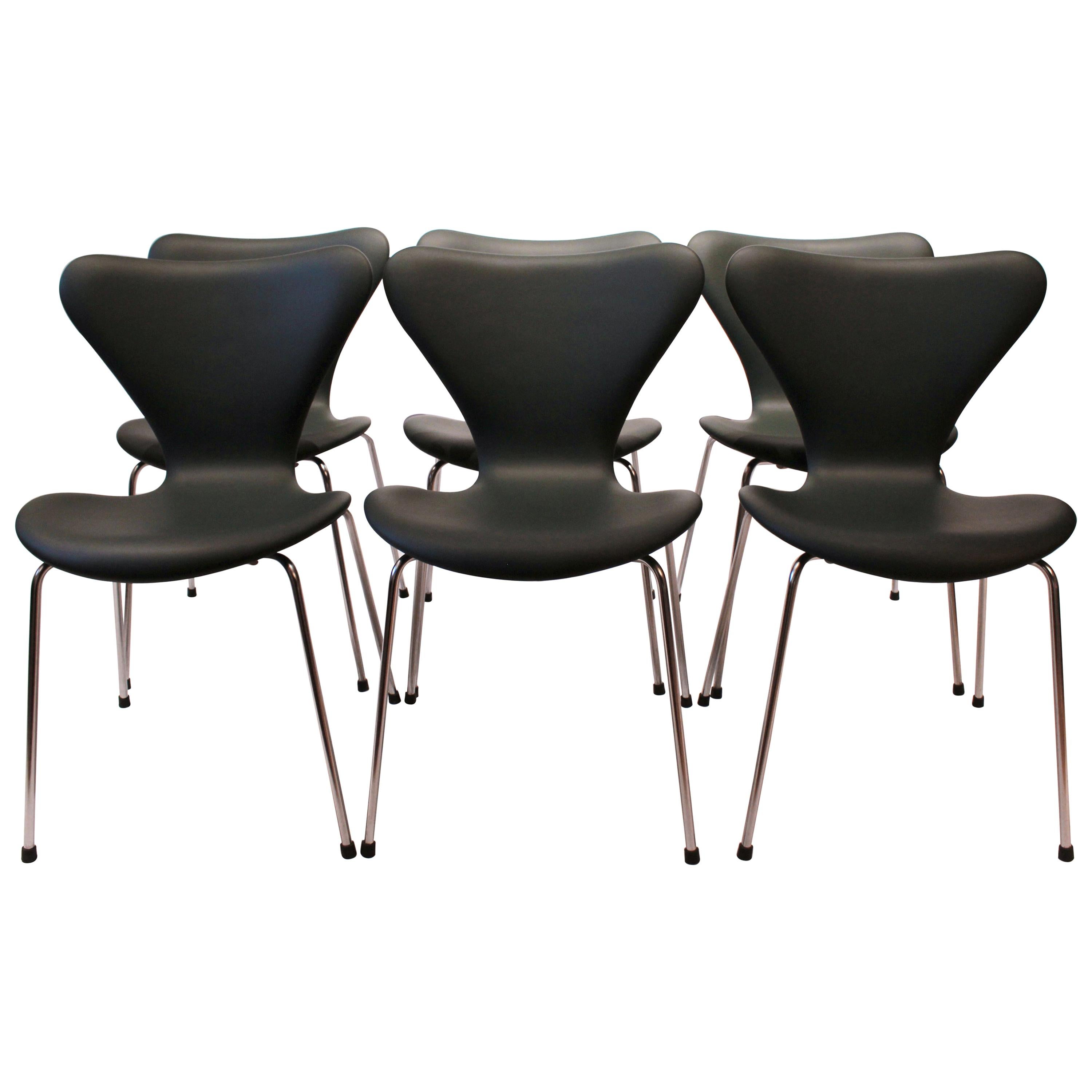 Satz von 6 sieben Stühlen, Modell 3107, schwarzes Leder, von Arne Jacobsen