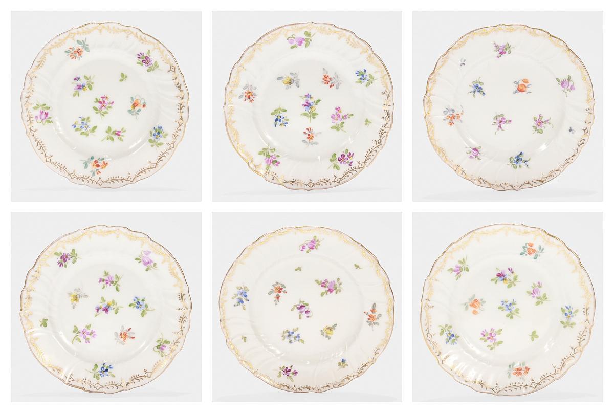 Fino conjunto de 6 pequeños platos de Dresde. 

Por Richard Klemm.

Ideal para servir petit fours.

Cada una con un borde ancho y perfilado.

Decorada con las típicas flores o aerosoles florales pintados con policromía de Dresde y ricamente dorados