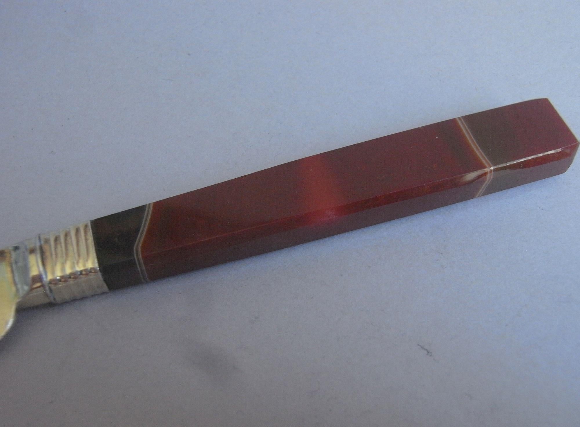 Britannique Ensemble de 6 couteaux à poignée en agate dorée fabriqués à Londres par George Adams, 1847 en vente