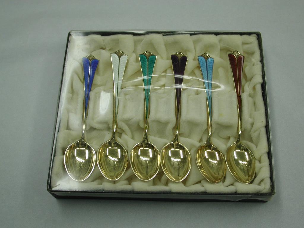 Set of 6 silver gilt Norwegian enamelled coffee spoons, David Andersen, Circa 1930
Lovely set of multi-coloured 925 standard sterling silver coffee spoons, in original box.
The company was founded by David Anderson in 1876.
When David died in 1901,