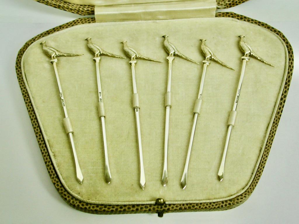 Set of 6 silver pheasant cocktail sticks,1933, William Suckling Ltd, Birmingham
Plain silver stems with slightly gilt pheasants which are made in cast silver.
They are in their original box, and retailed by Leete & Son of 56, Northumberland