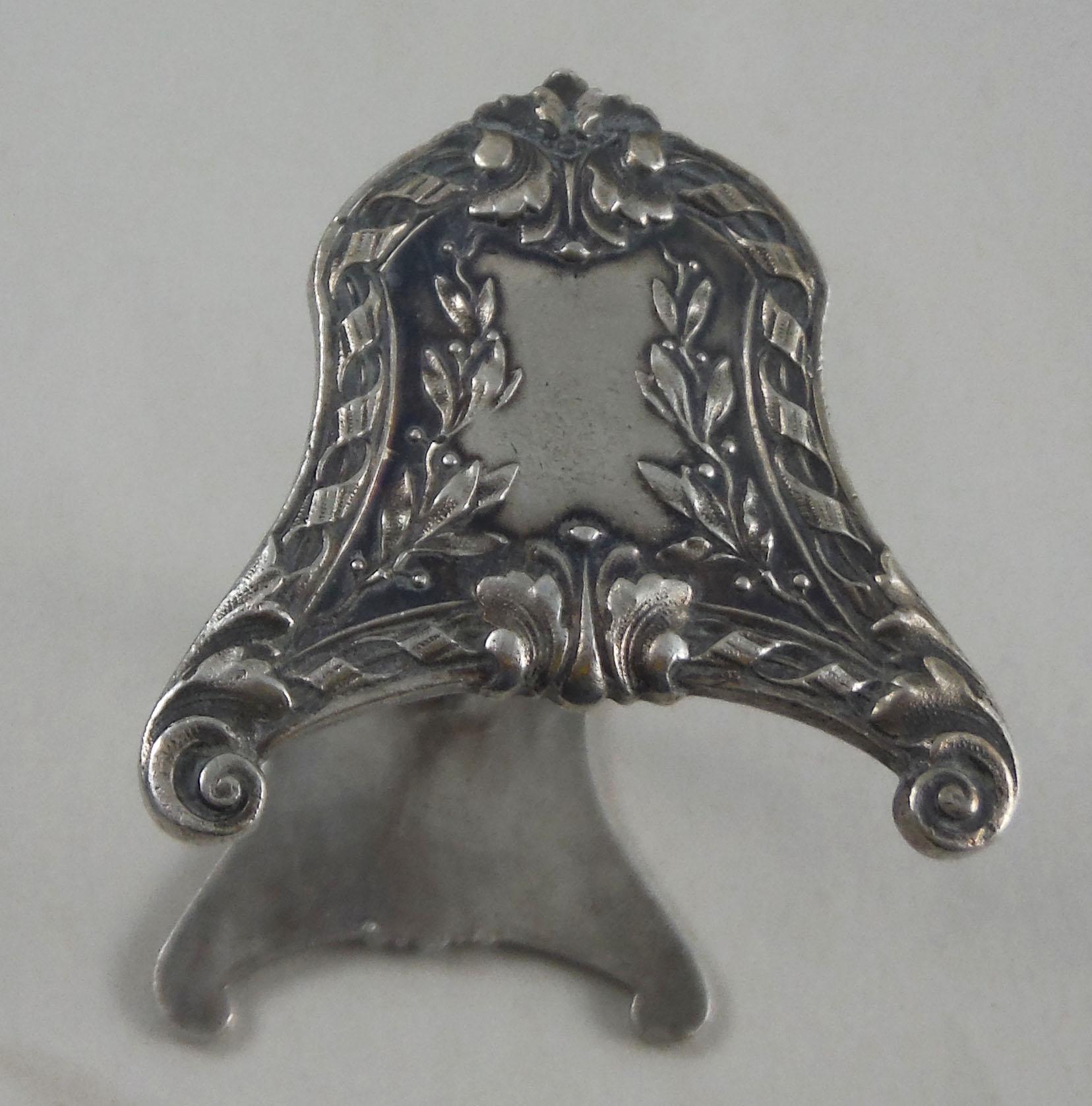 Elegante set di 6 poggiacoltelli in argento in stile Luigi XVI, circa 1900.
Laurel se ne va.