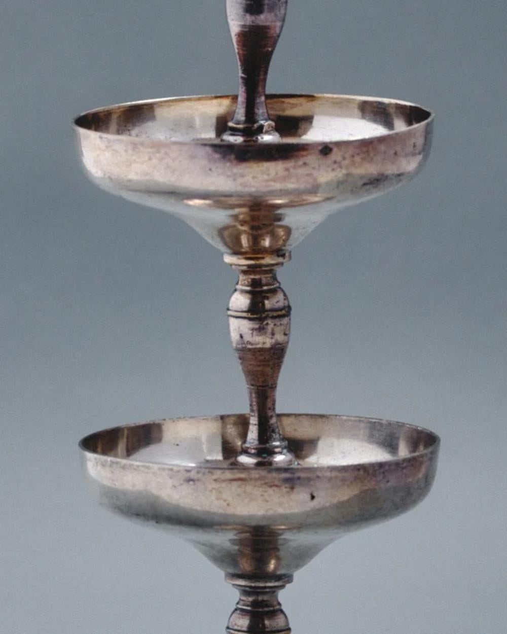 Set de 6 coupes à champagne en métal argenté au design moderniste. Les tiges sont incurvées et des poinçons sont apposés sur le bord extérieur. 