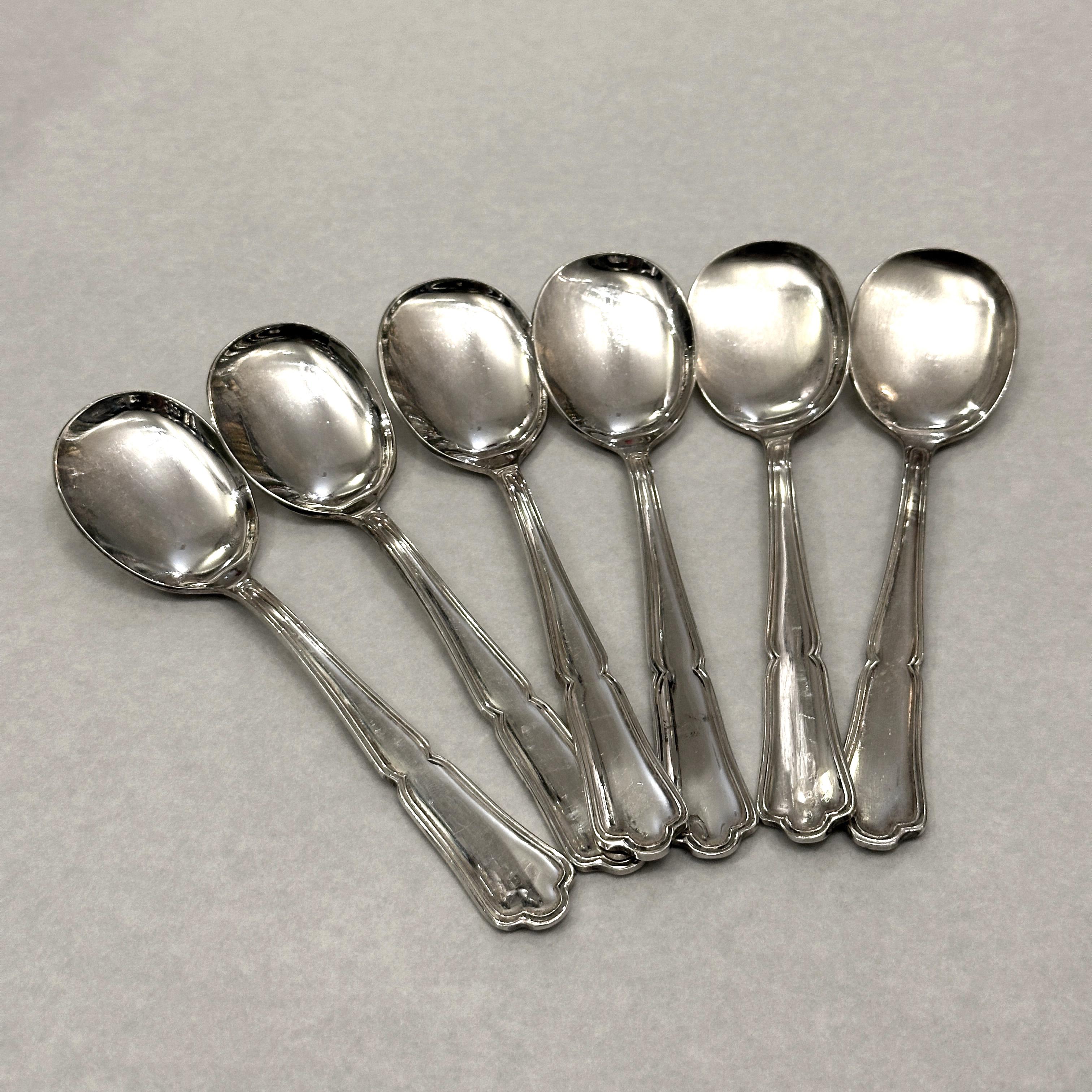 Cet élégant set de 6 cuillères à glace, réalisé en métal argenté par le célèbre atelier Dixie, présente un bord joliment festonné, ajoutant une touche de raffinement à votre table de dessert. Parfaites pour déguster vos glaces et sorbets préférés,