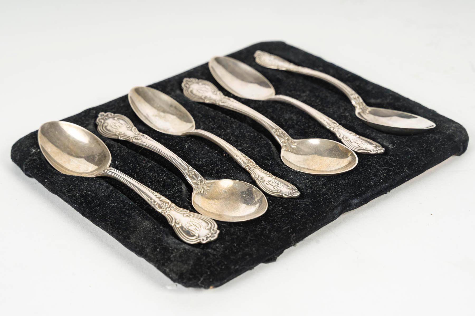 Set of 6 silver-plated teaspoons, 19th century, Napoleon III period.

Set of 6 teaspoons from the 19th century, Napoleon III period, 19th century.
H: 1 cm, L: 16 cm, D: 13 cm