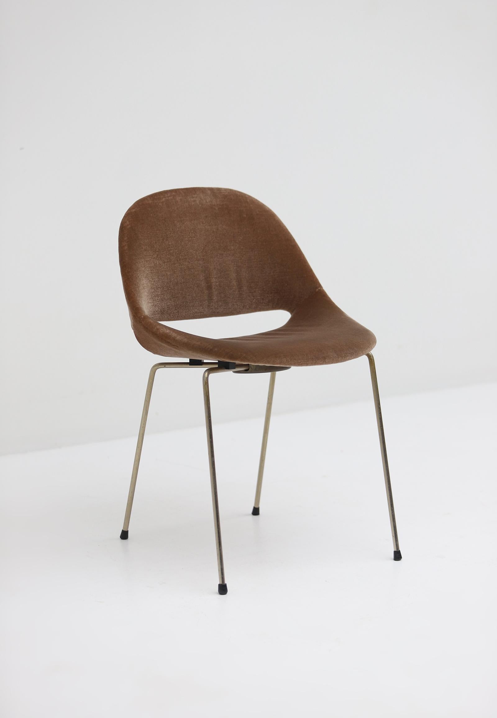The SL58 chair was designed by Belgian architect Léon Stynen in 1958. It was made in collaboration with Stynen his assistant; architect Paul de Meyer. The chair was designed for Straatman, Loral & Cie, an Antwerp company that presented it at world