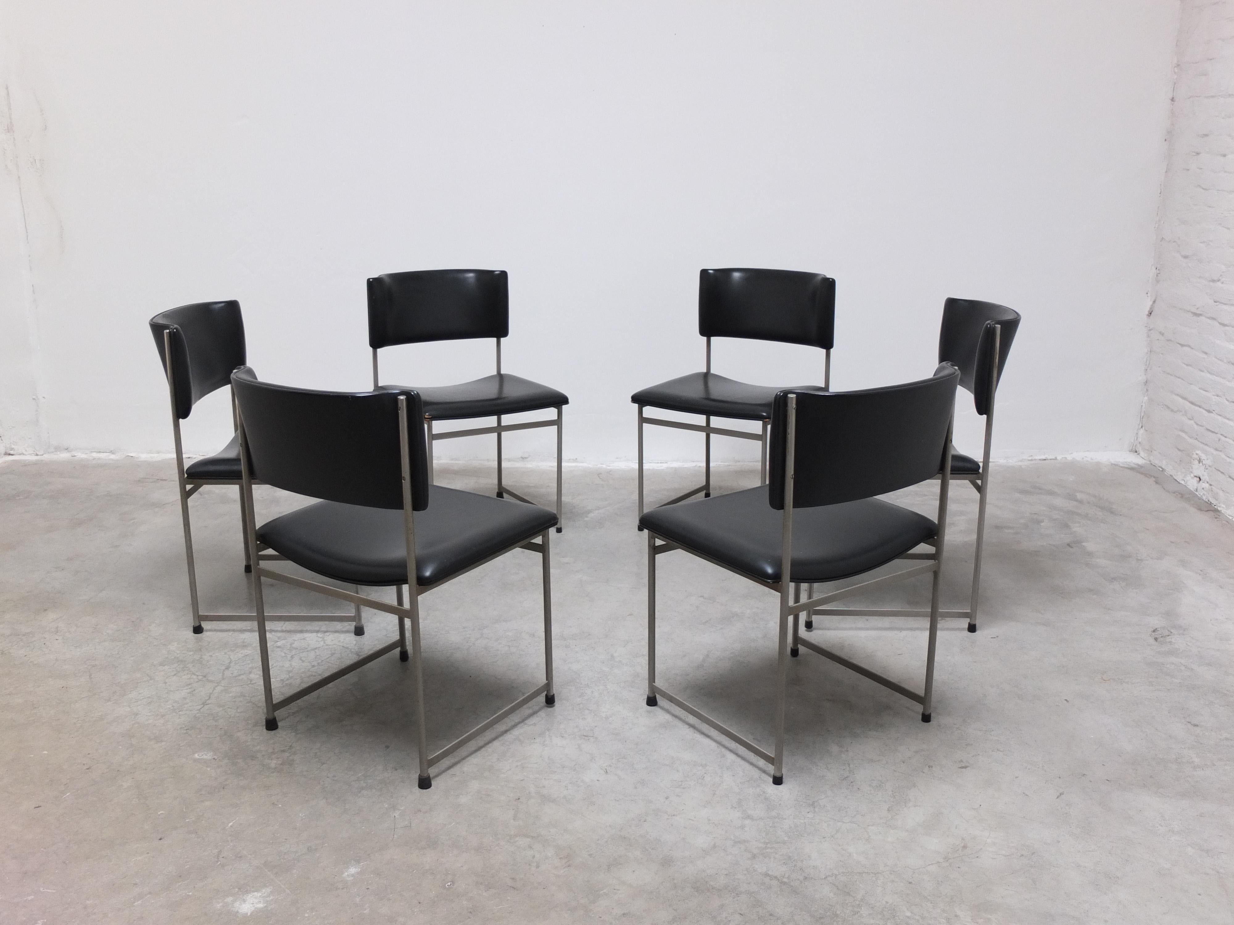 Toller Satz von 6 'SM08' Esszimmerstühlen, entworfen von Cees Braakman für Pastoe in den 1960er Jahren. Ein wunderschönes, minimalistisches Design mit einem eleganten Metallrahmen in Kombination mit der originalen schwarzen Kunstlederpolsterung.