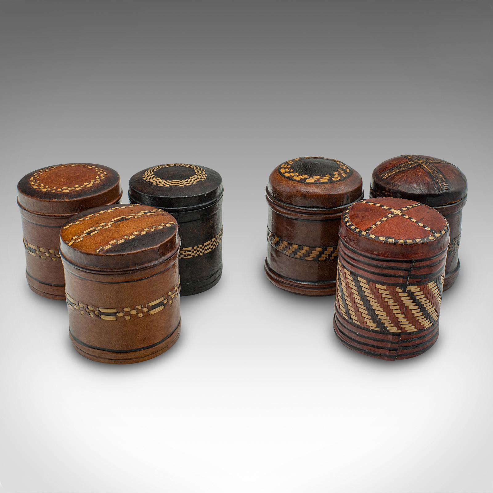 Nostro stock # 24721

Si tratta di un set di 6 piccoli barattoli antichi. Un portasigarette inglese in pelle marocchina, risalente agli inizi del XX secolo, circa 1920.

Un'attraente lavorazione della pelle con un colore fantastico e un'incantevole