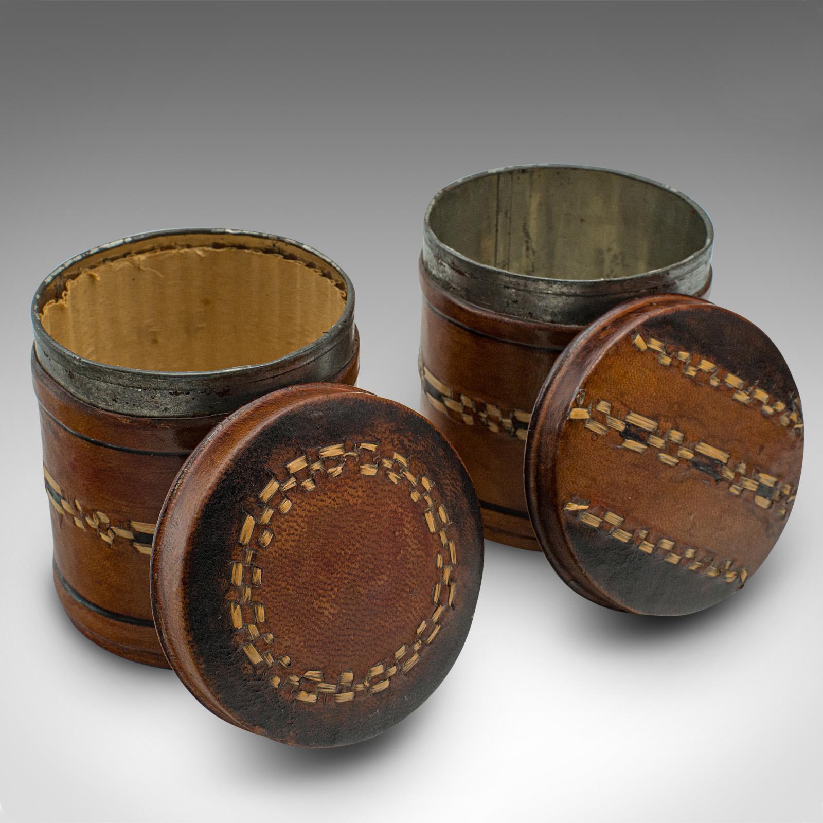 Britannico Set di 6 piccoli barattoli antichi, inglesi, in pelle, per sigarette, CIRCA 1920 in vendita