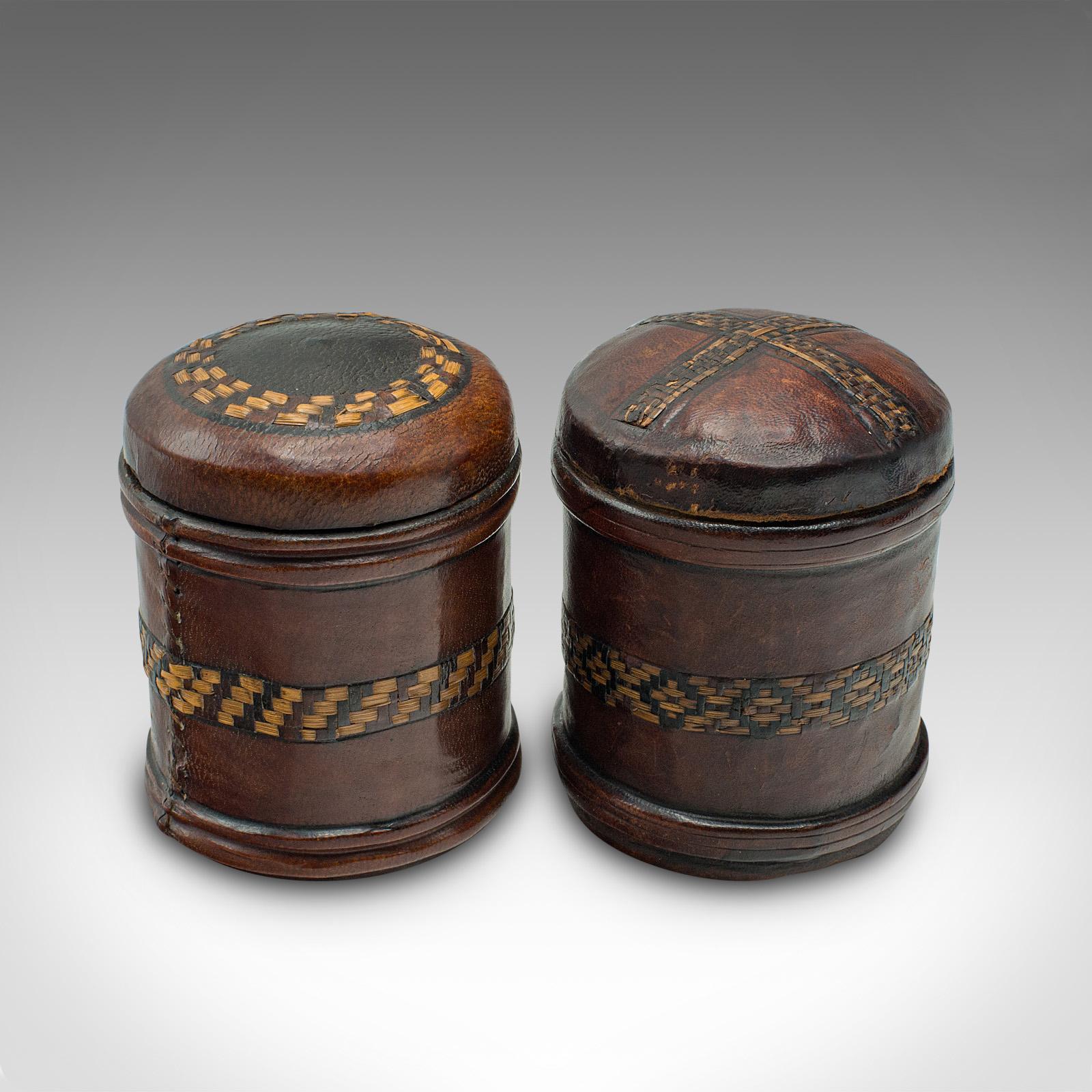 Set di 6 piccoli barattoli antichi, inglesi, in pelle, per sigarette, CIRCA 1920 In condizioni buone in vendita a Hele, Devon, GB
