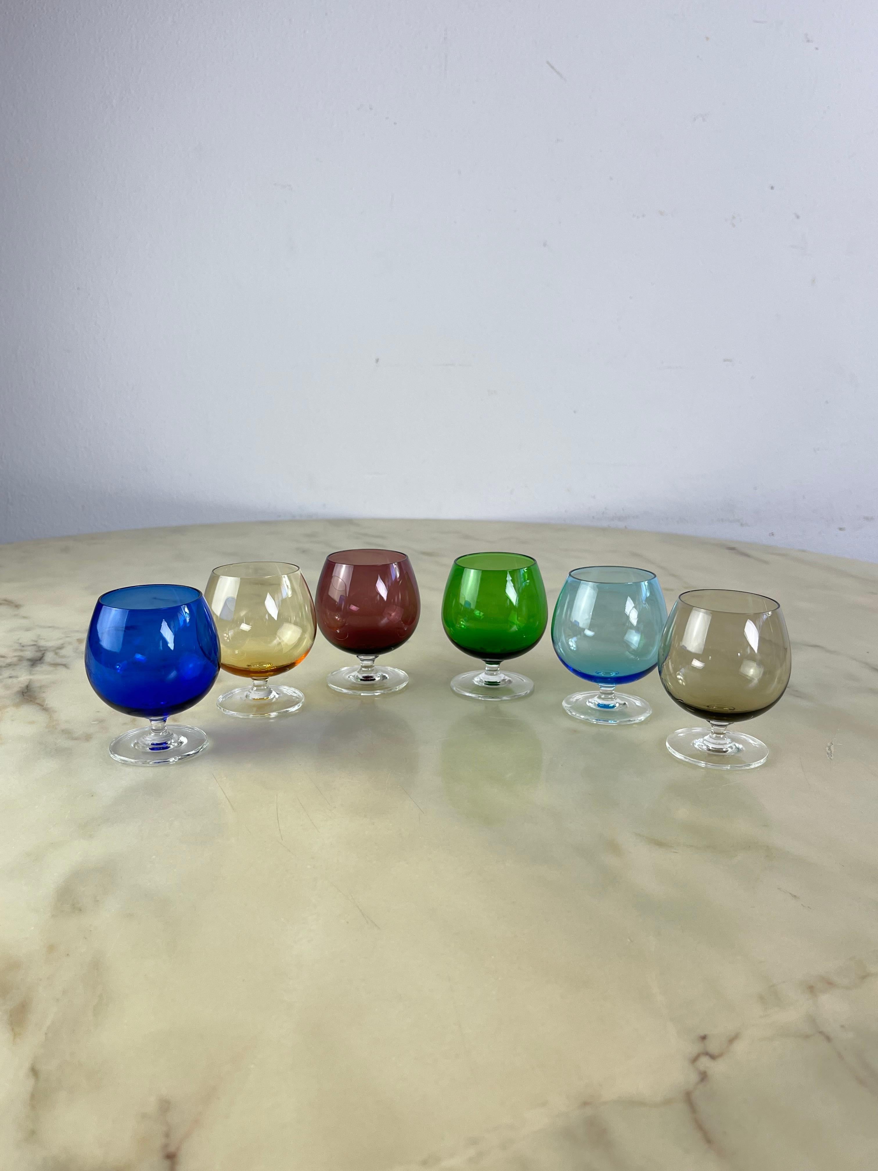 Juego de 6 copas pequeñas de coñac de mediados de siglo en cristal de Murano coloreado, años 50 en venta 5