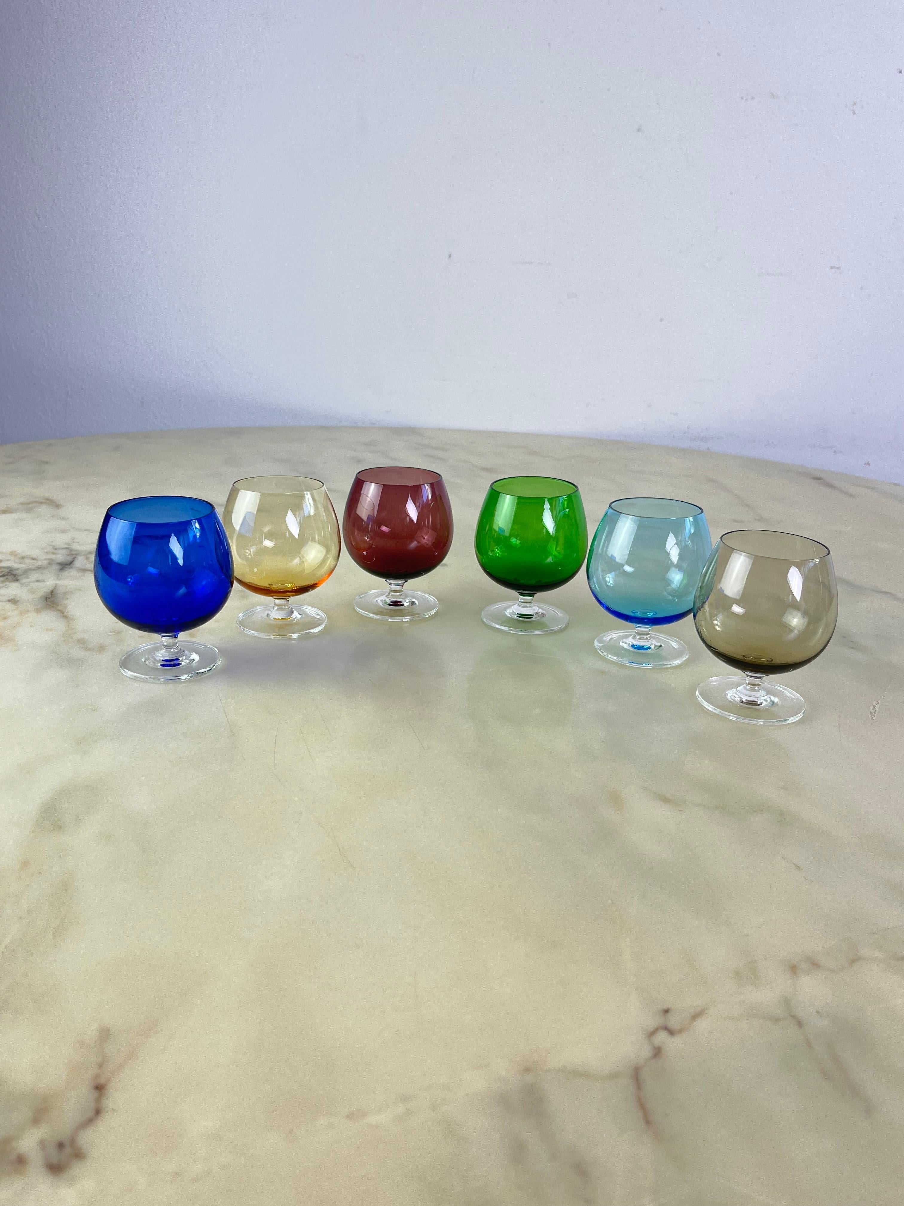 Juego de 6 copas pequeñas de coñac de mediados de siglo en cristal de Murano coloreado, años 50 en venta 7